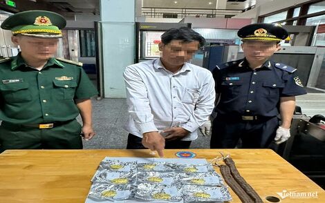 Giấu 9 thỏi vàng quanh bụng, người đàn ông không ngờ bị lộ tẩy ở cửa khẩu