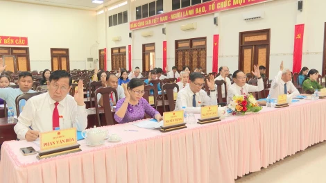 Thông qua Nghị quyết về phê chuẩn quyết toán ngân sách huyện năm 2024