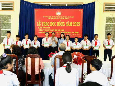 Hoà Thành: Trao học bổng cho học sinh có hoàn cảnh khó khăn