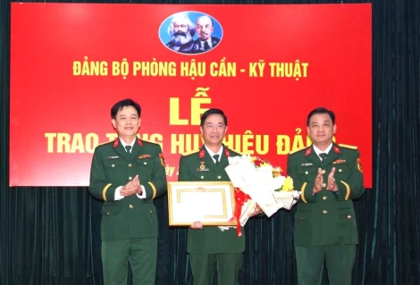 Phó Sư đoàn trưởng Sư đoàn 5 nhận Huy hiệu 30 năm tuổi Đảng