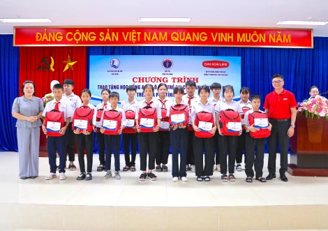 Trao tặng 75 suất học bổng và quà cho học sinh có hoàn cảnh đặc biệt, hoàn cảnh khó khăn