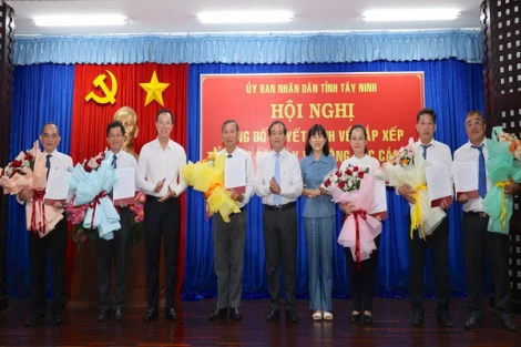 UBND tỉnh công bố quyết định về sắp xếp tổ chức bộ máy và công tác cán bộ