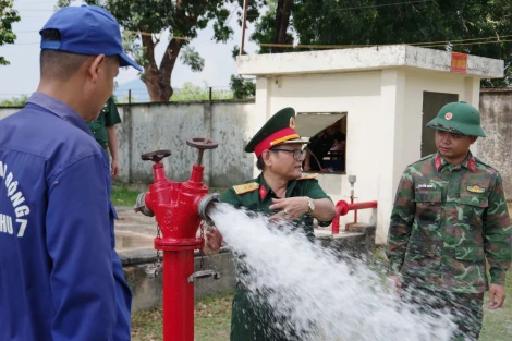 Quân khu 7 kiểm tra công tác an toàn vệ sinh lao động, phòng chống cháy nổ, phòng chống sét tại Sư đoàn 5