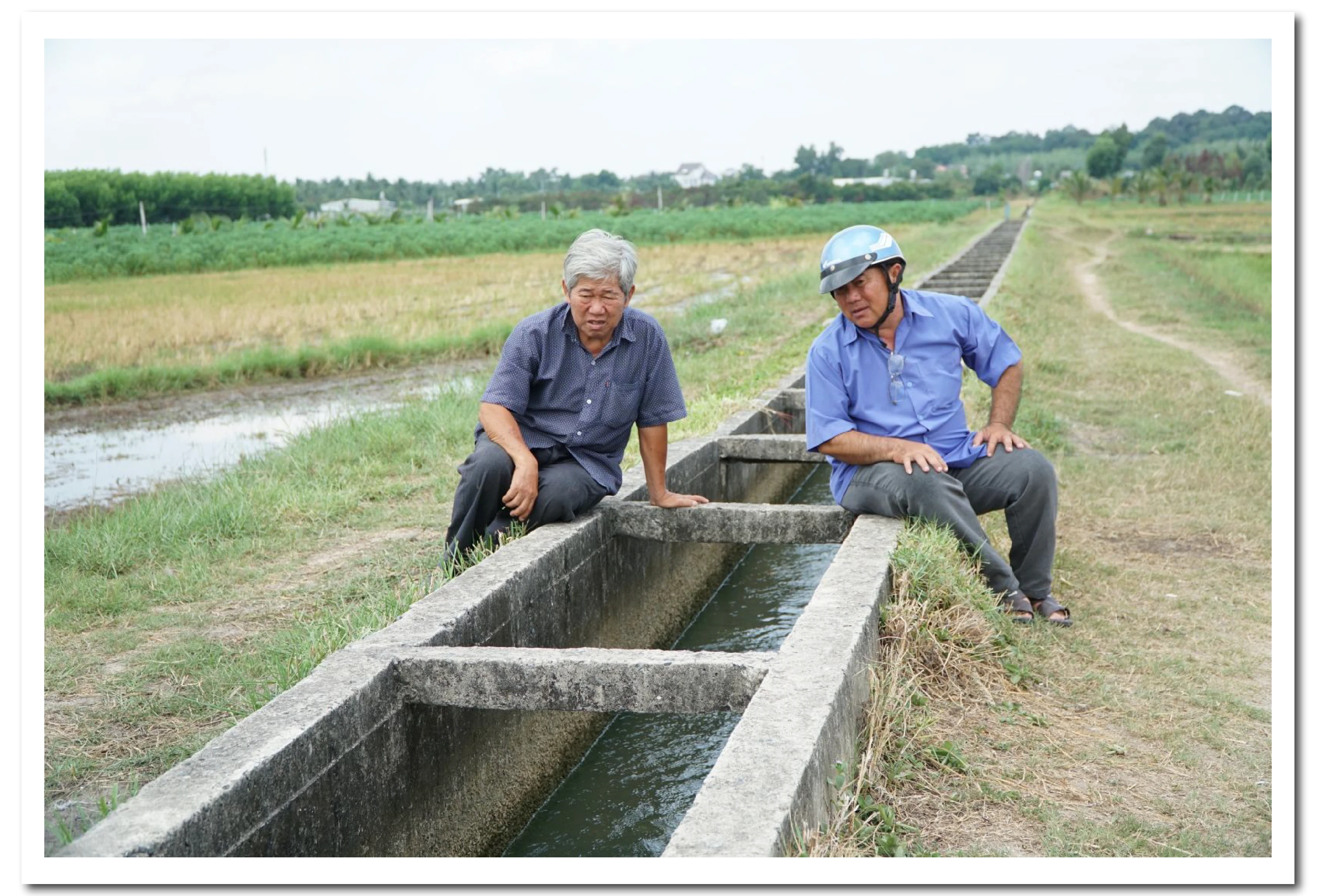 Ông Trần Thanh Tân (bìa phải) và ông Thân Văn Đường tại tuyến kênh T511 ấp Ninh Thuận.