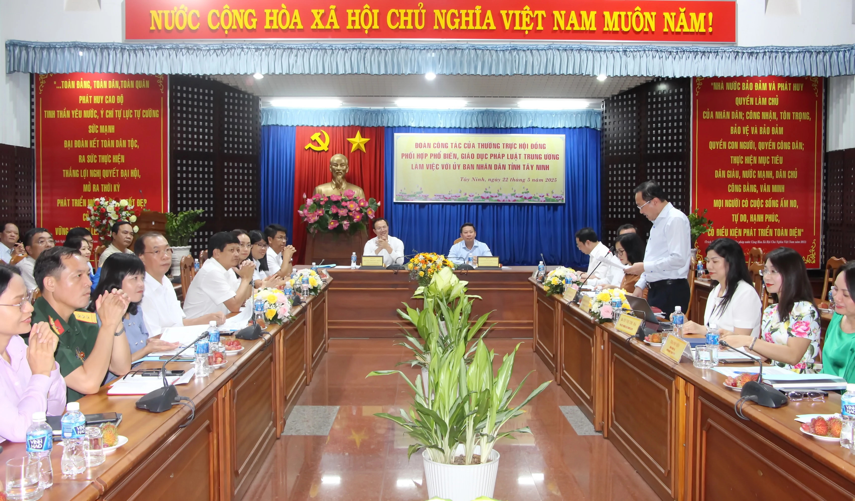 Quang cảnh buổi làm việc.