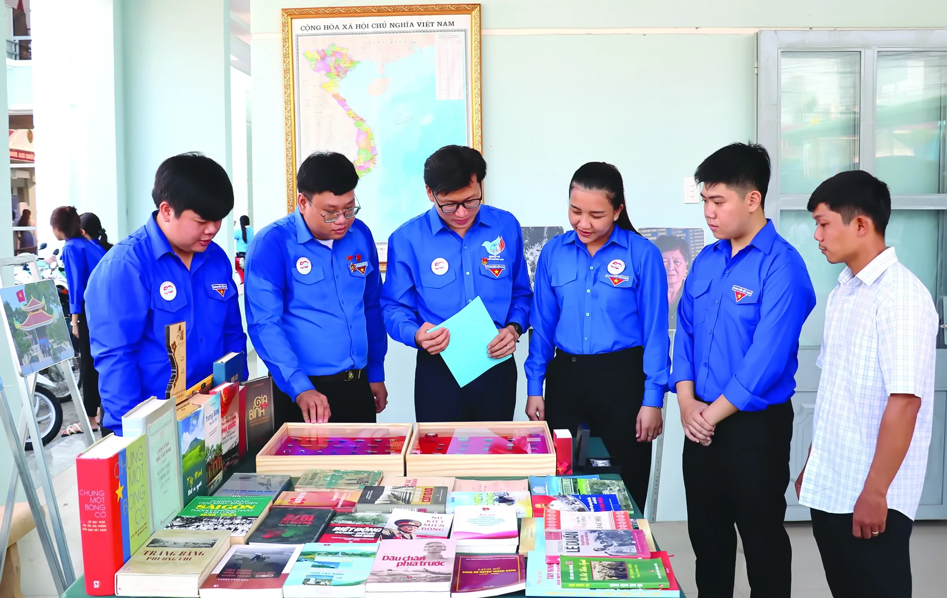 Đoàn viên, thanh niên tham quan khu trưng bày ký ức Trảng Bàng tại chương trình toạ đàm Viết tiếp câu chuyện hoà bình do Đoàn phường Gia Bình, thị xã Trảng Bàng tổ chức.