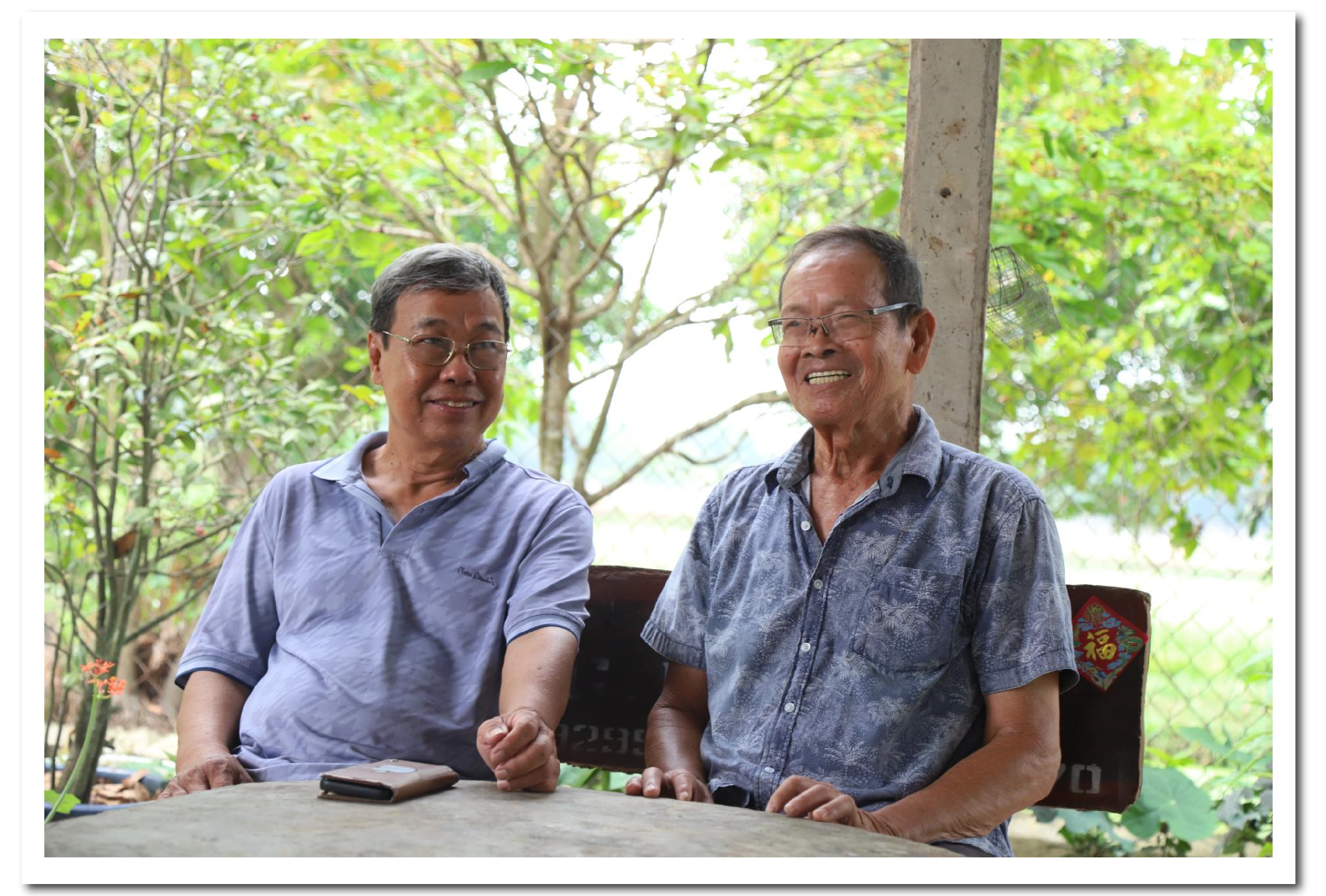 Ông Đặng Thanh Hải- nguyên Chủ tịch UBND huyện Châu Thành và ông Nguyễn Văn Ngẫu (bìa phải) cùng ôn lại kỷ niệm đi xây dựng hồ Dầu Tiếng.