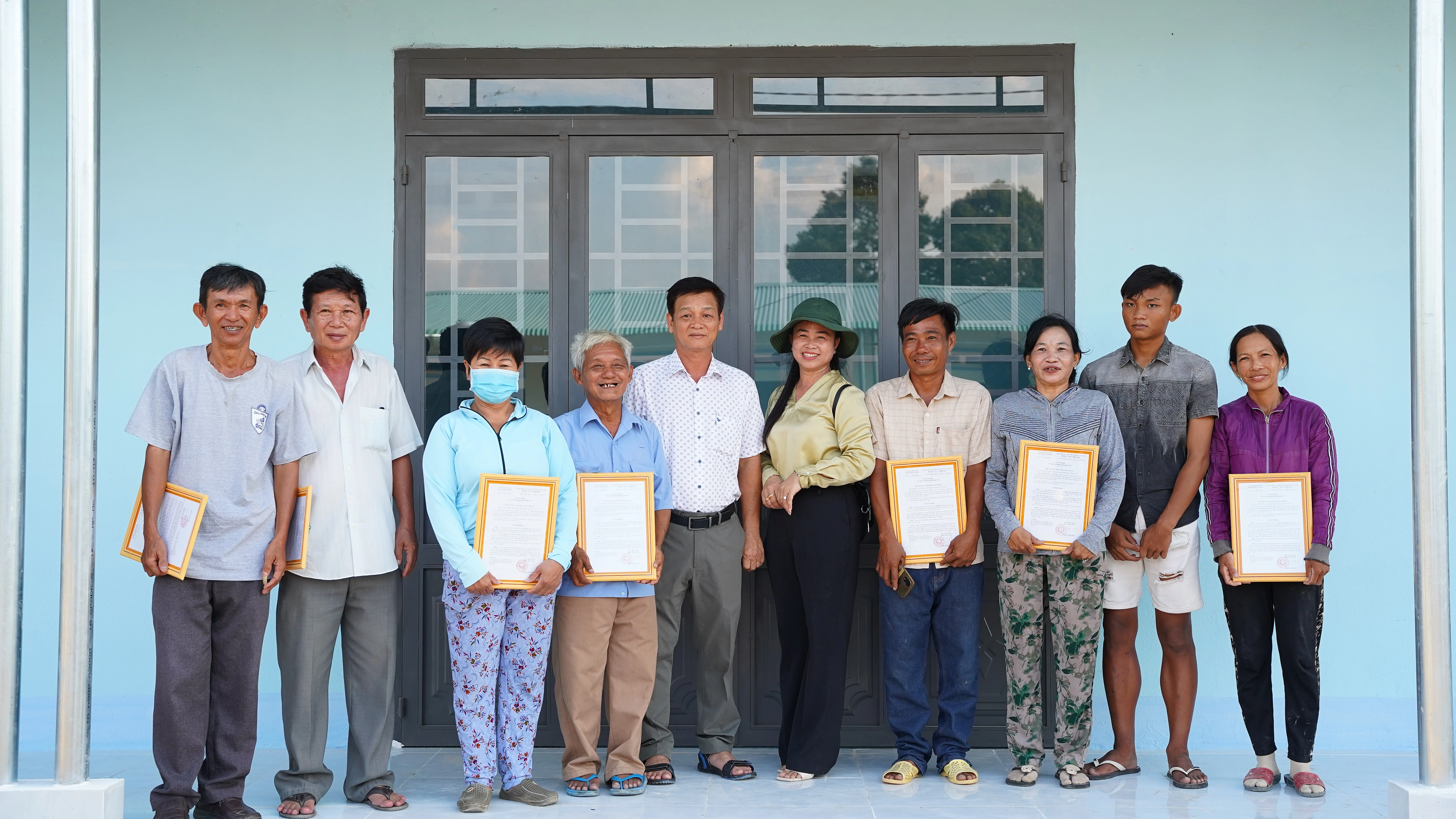 Niềm vui của những người dân được trao tặng nhà đại đoàn kết tại khu dân cư tập trung trên địa bàn xã Long Thành Nam, thị xã Hoà Thành