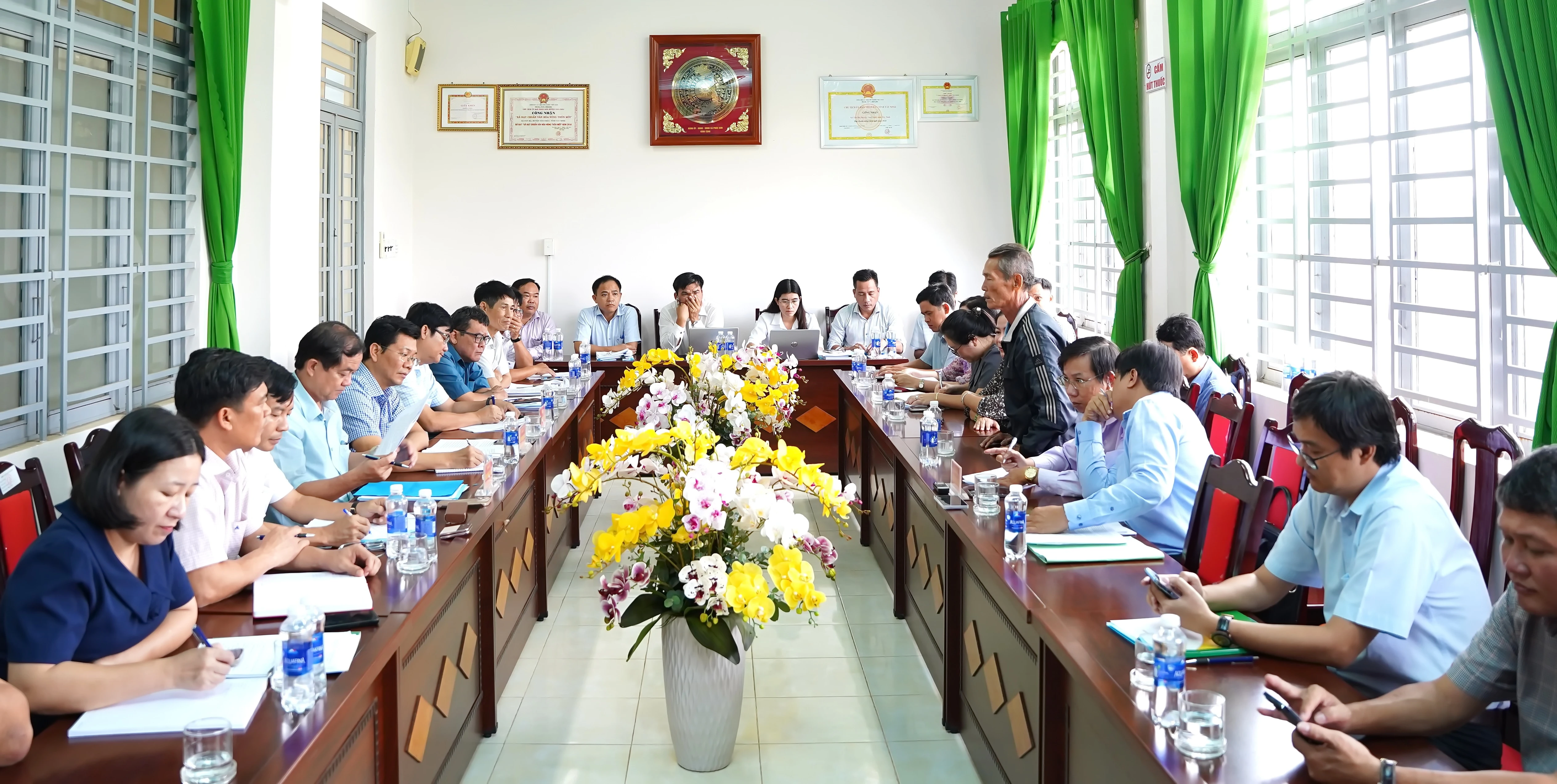 Toàn cảnh buổi đối thoại giữa tổ công tác của tỉnh với ông Nguyễn Văn Sỏi.