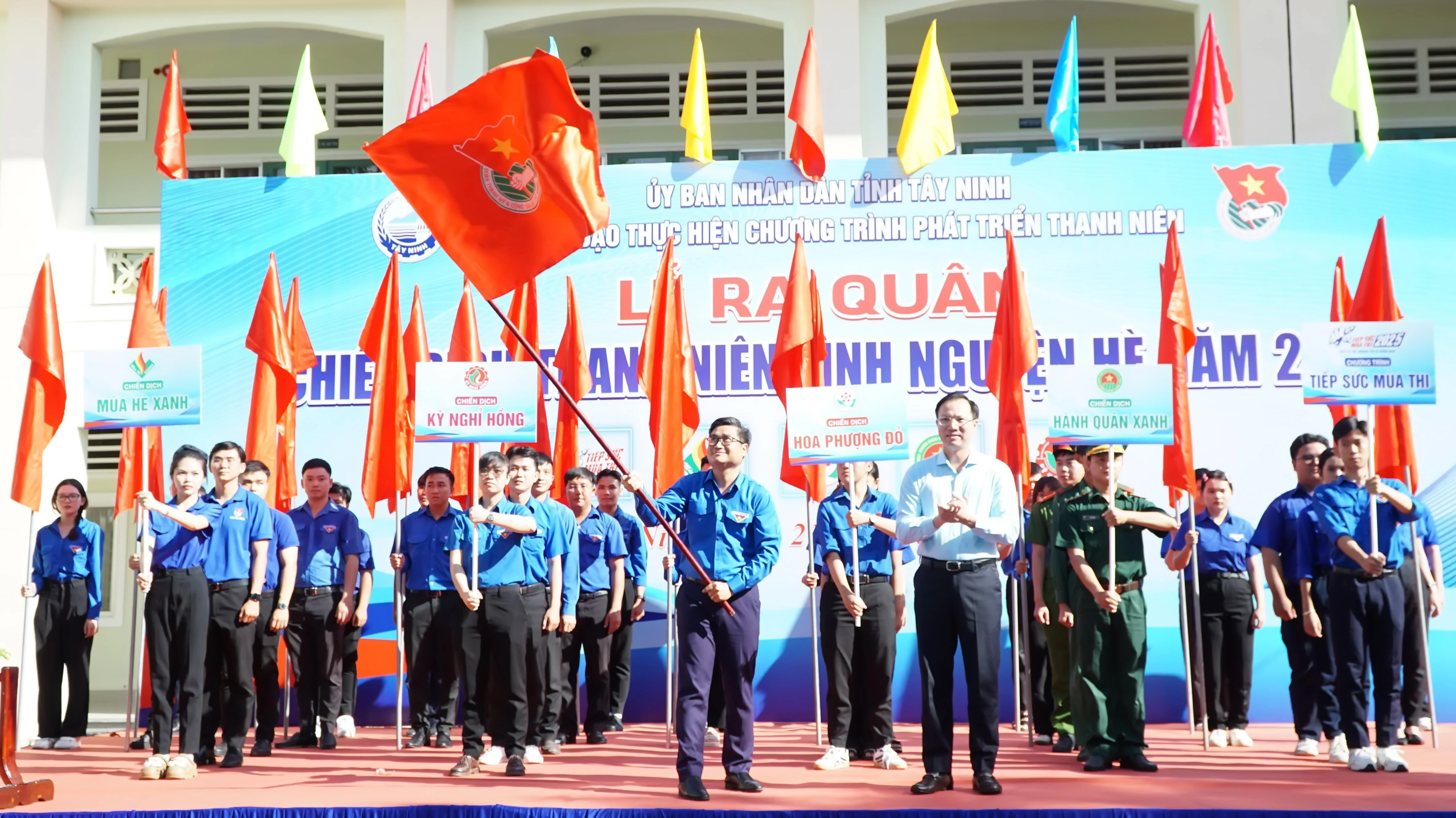 Anh Nguyễn Thanh Tùng- Bí thư Tỉnh đoàn, Phó trưởng Ban Chỉ đạo thực hiện Chương trình Phát triển thanh niên tỉnh phát cờ lệnh ra quân chiến dịch.