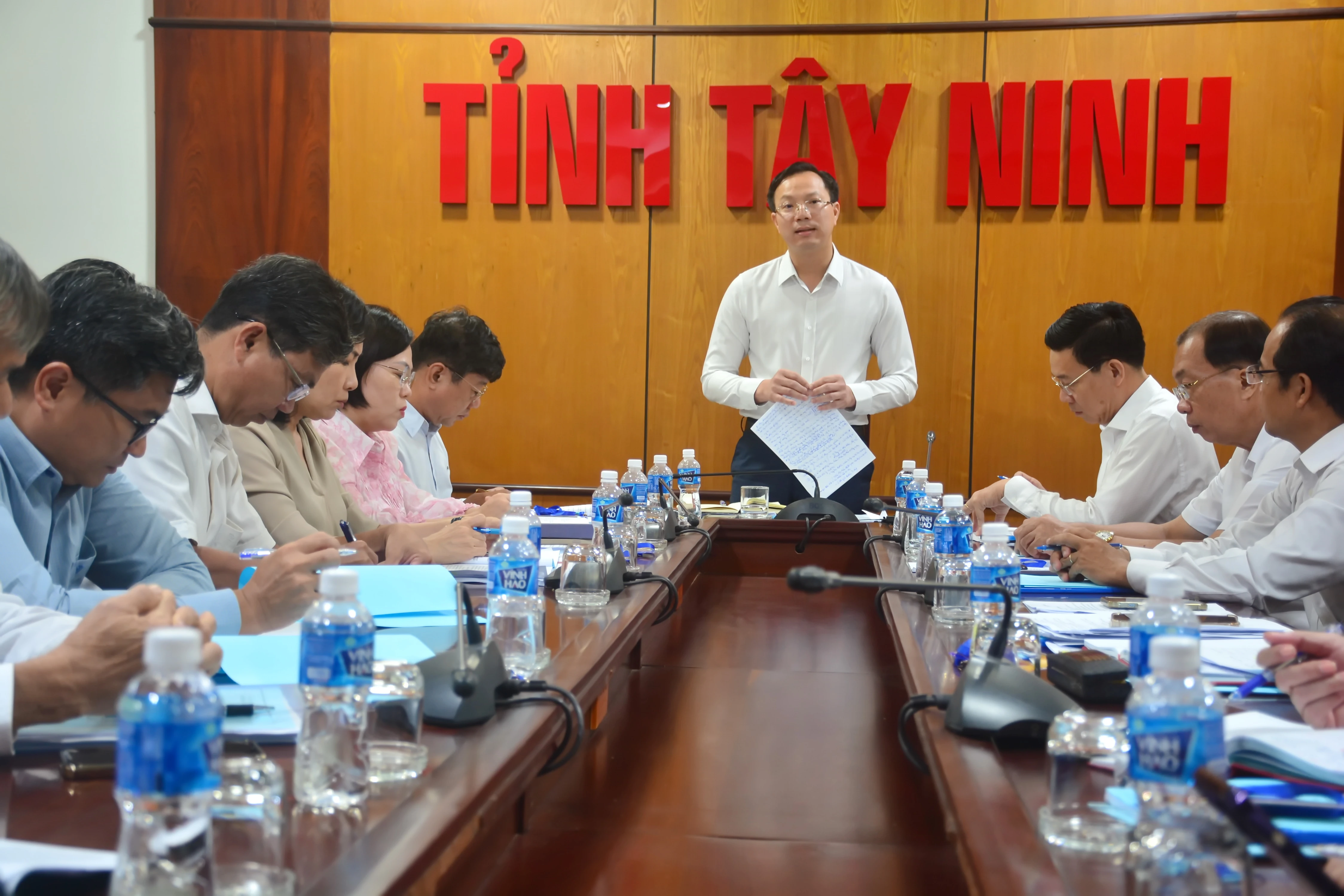 Phó Chủ tịch UBND tỉnh Ðoàn Trung Kiên phát biểu chỉ đạo tại cuộc họp.