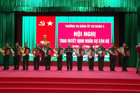 Thường vụ Đảng uỷ Sư đoàn 5 công bố, trao quyết định nhân sự cán bộ