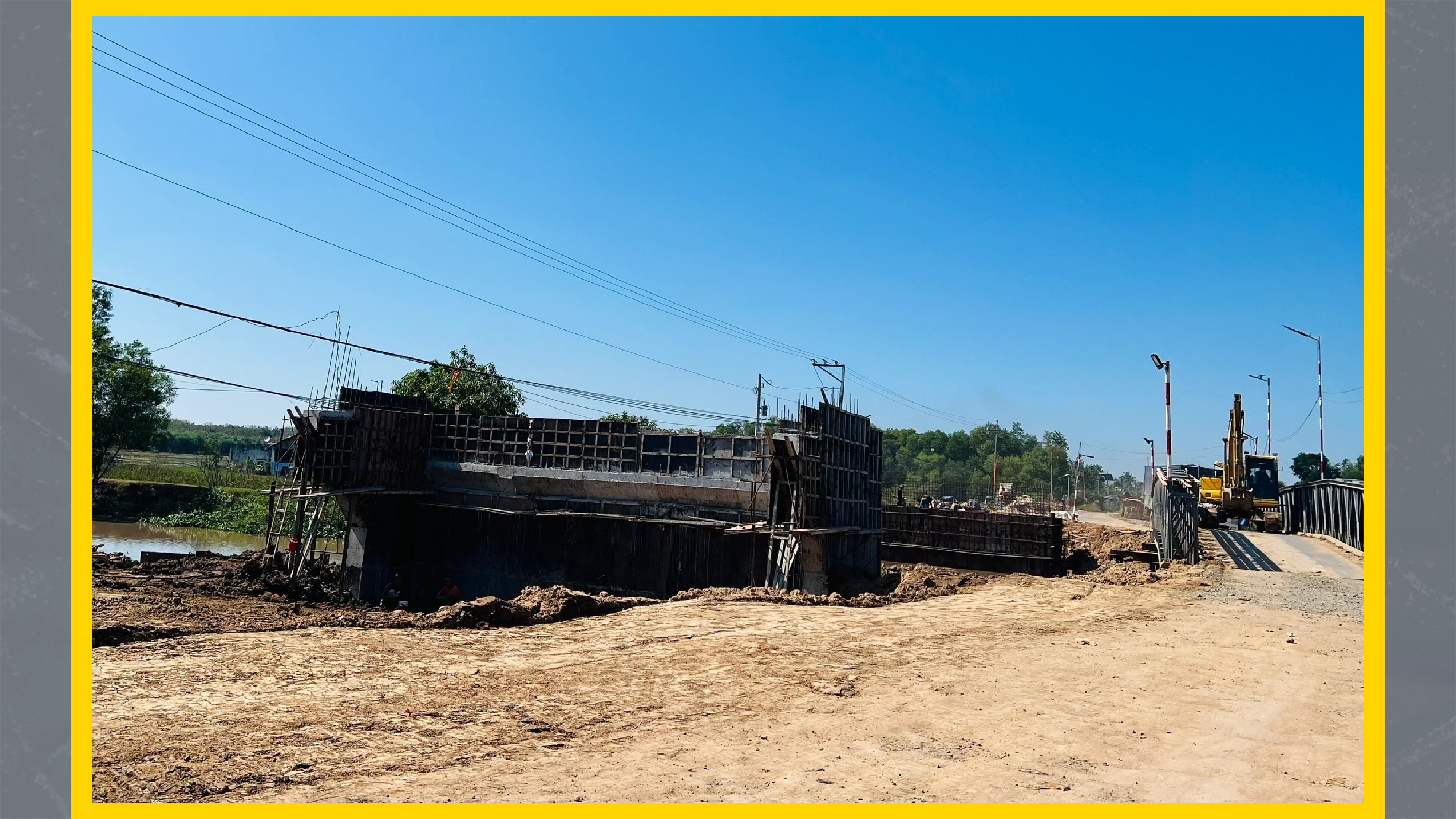 Thi công xây dựng cầu Hoà Bình, xã Hoà Hội, huyện Châu Thành. Ảnh chụp ngày 17.12.2024