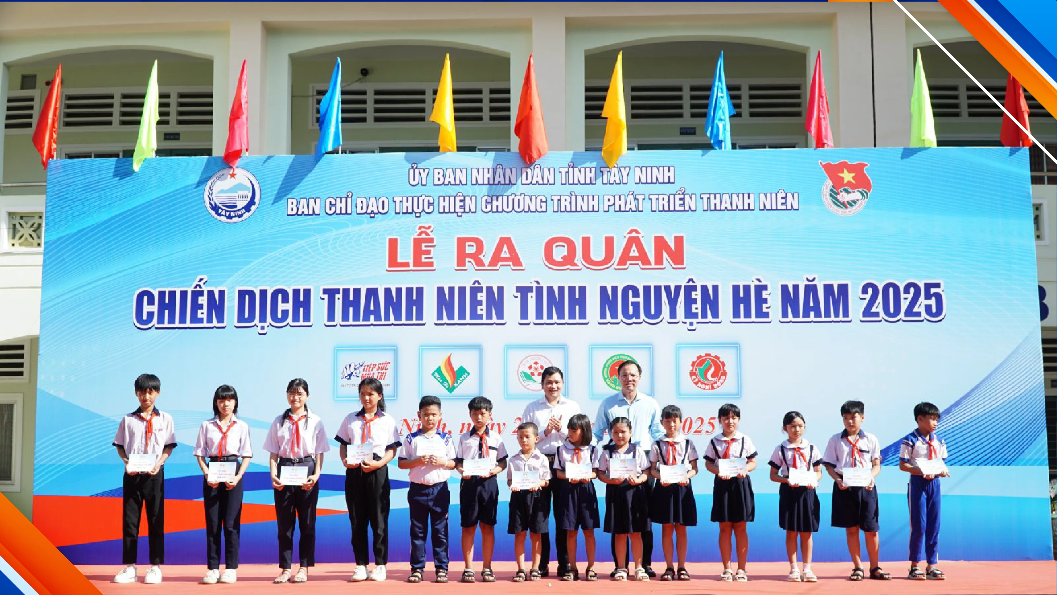 Ông Đoàn Trung Kiên- Phó Chủ tịch UBND tỉnh (trái), ông Nguyễn Tiến Tân- Phó chủ tịch UBMTTQVN tỉnh tặng học bổng cho học sinh.