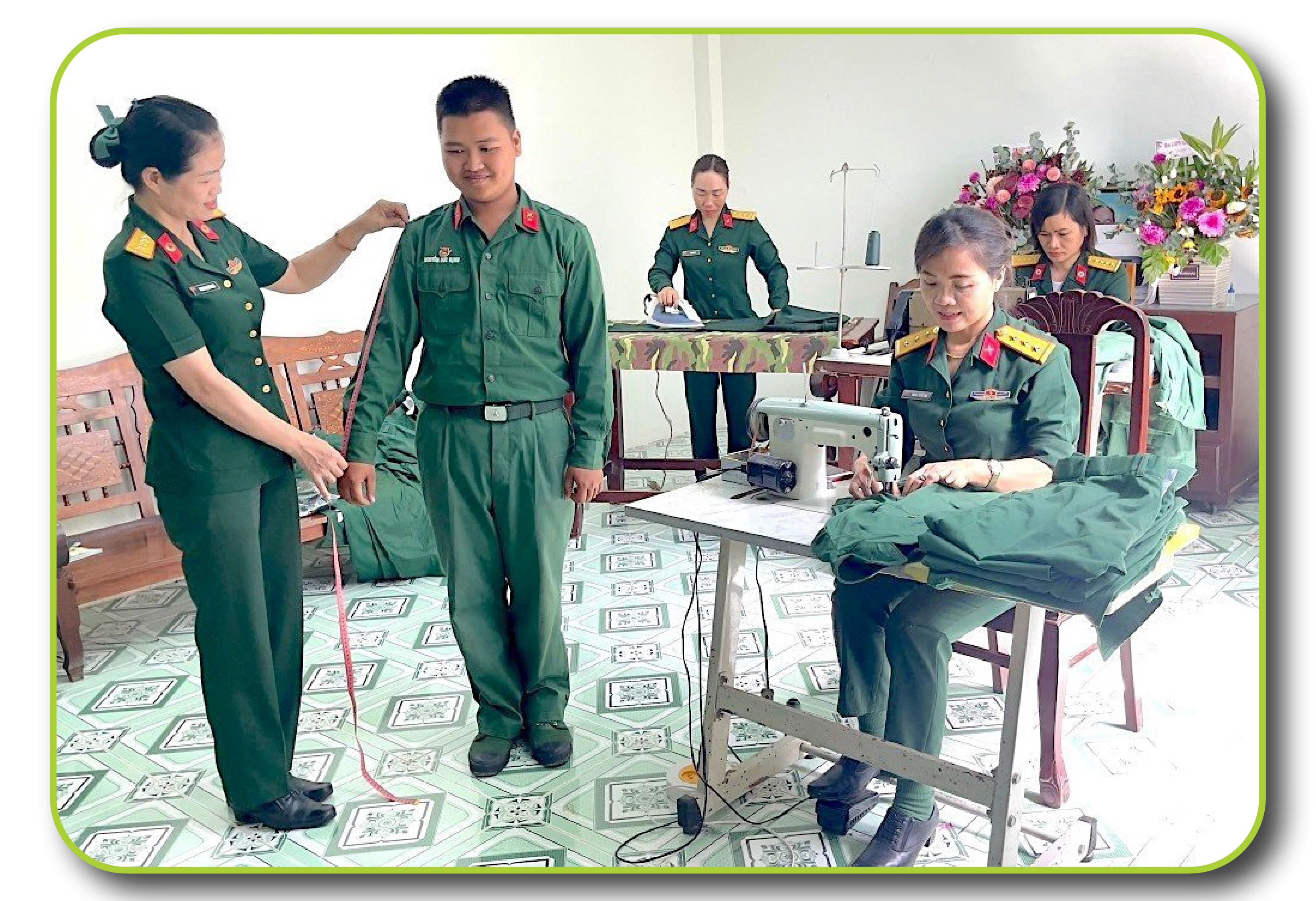 Thiếu tá QNCN Phan Thị Kim Oanh (người đứng đo) cùng tổ may vá chỉnh sửa quân trang cho chiến sĩ mới.