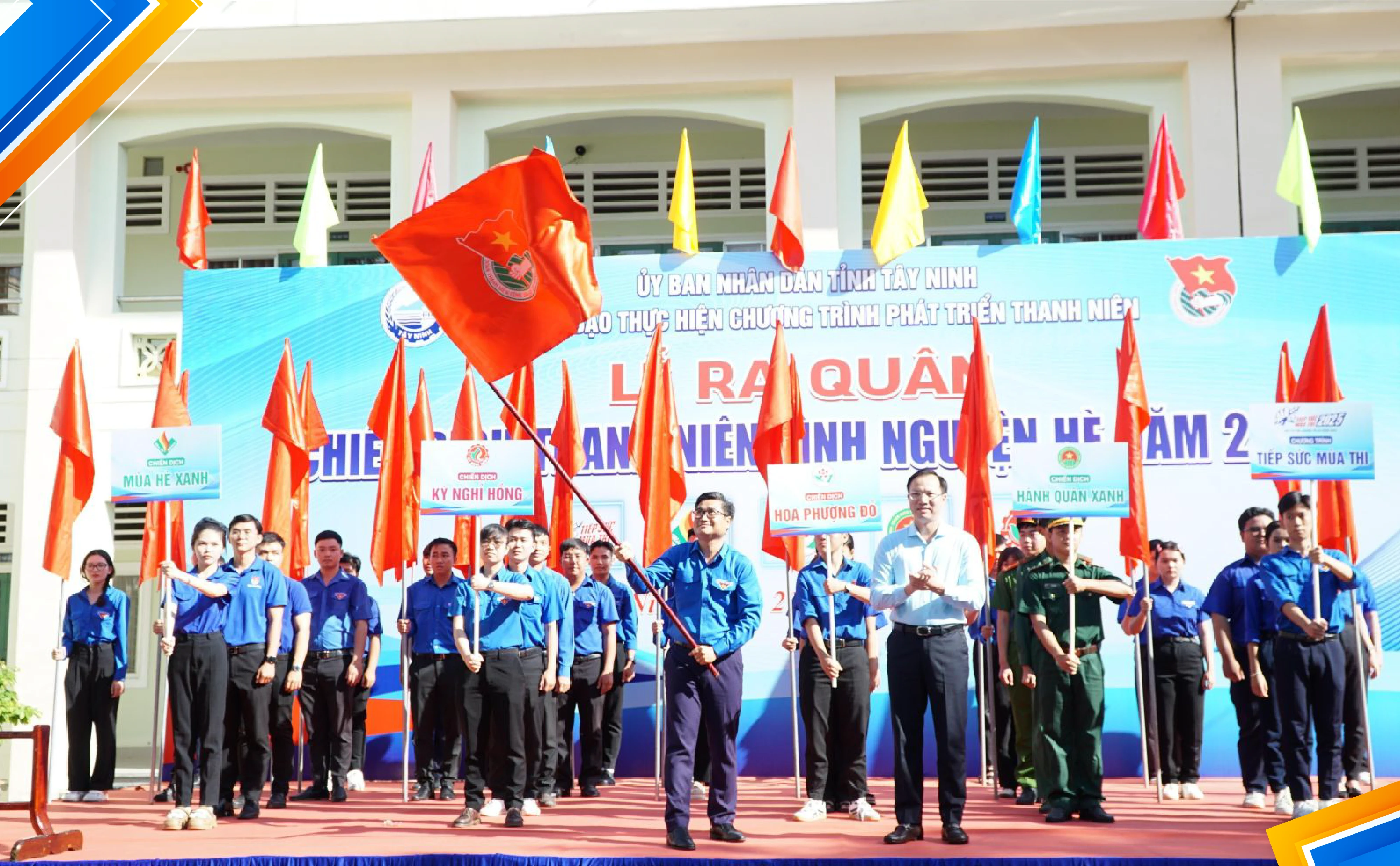 Anh Nguyễn Thanh Tùng- Bí thư Tỉnh đoàn, Phó Ban Chỉ đạo thực hiện Chương trình Phát triển Thanh niên tỉnh phát cờ lệnh ra quân chiến dịch.