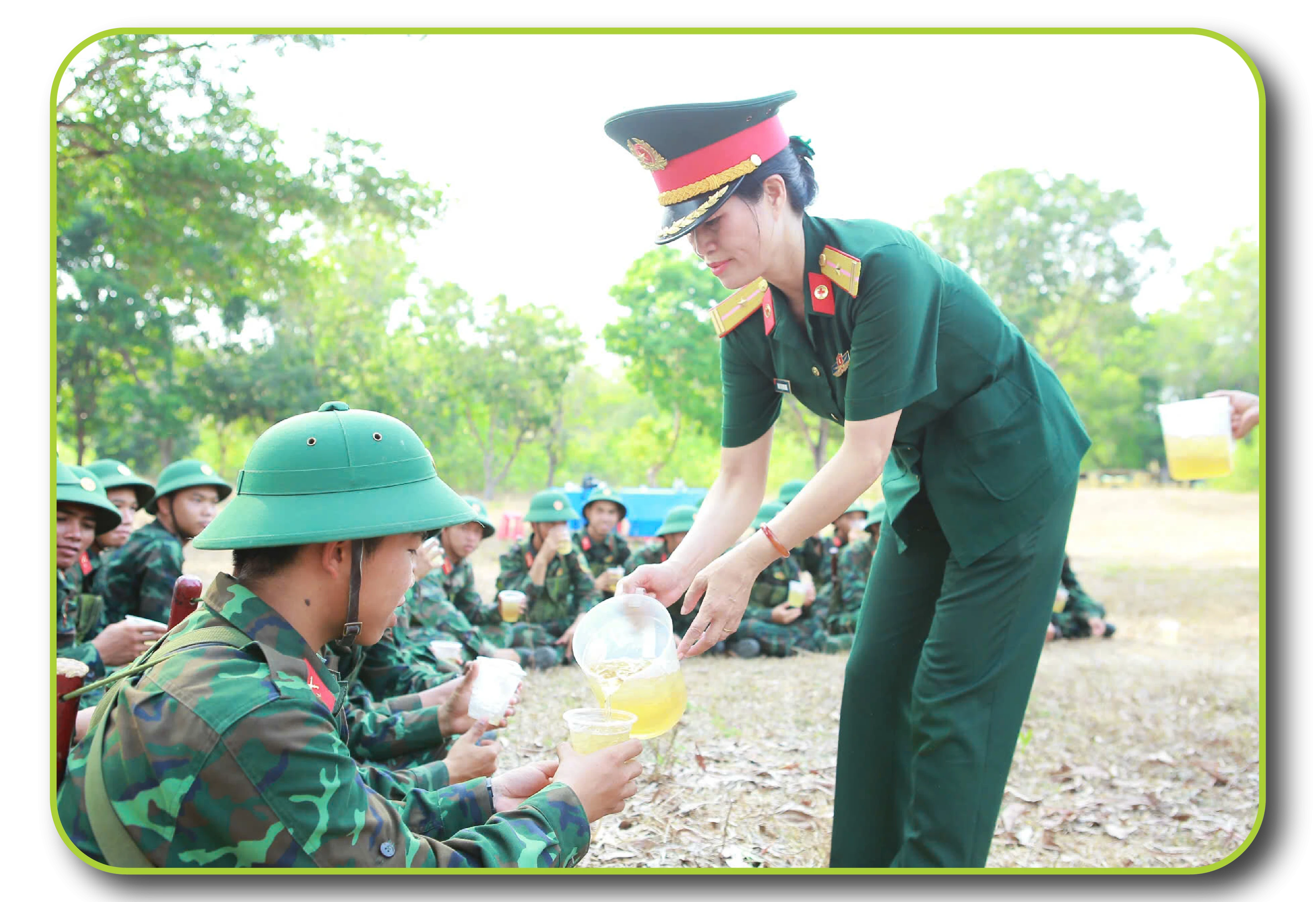 Thiếu tá QNCN Phan Thị Kim Oanh tham gia hoạt động “Tiếp sức mùa huấn luyện”.