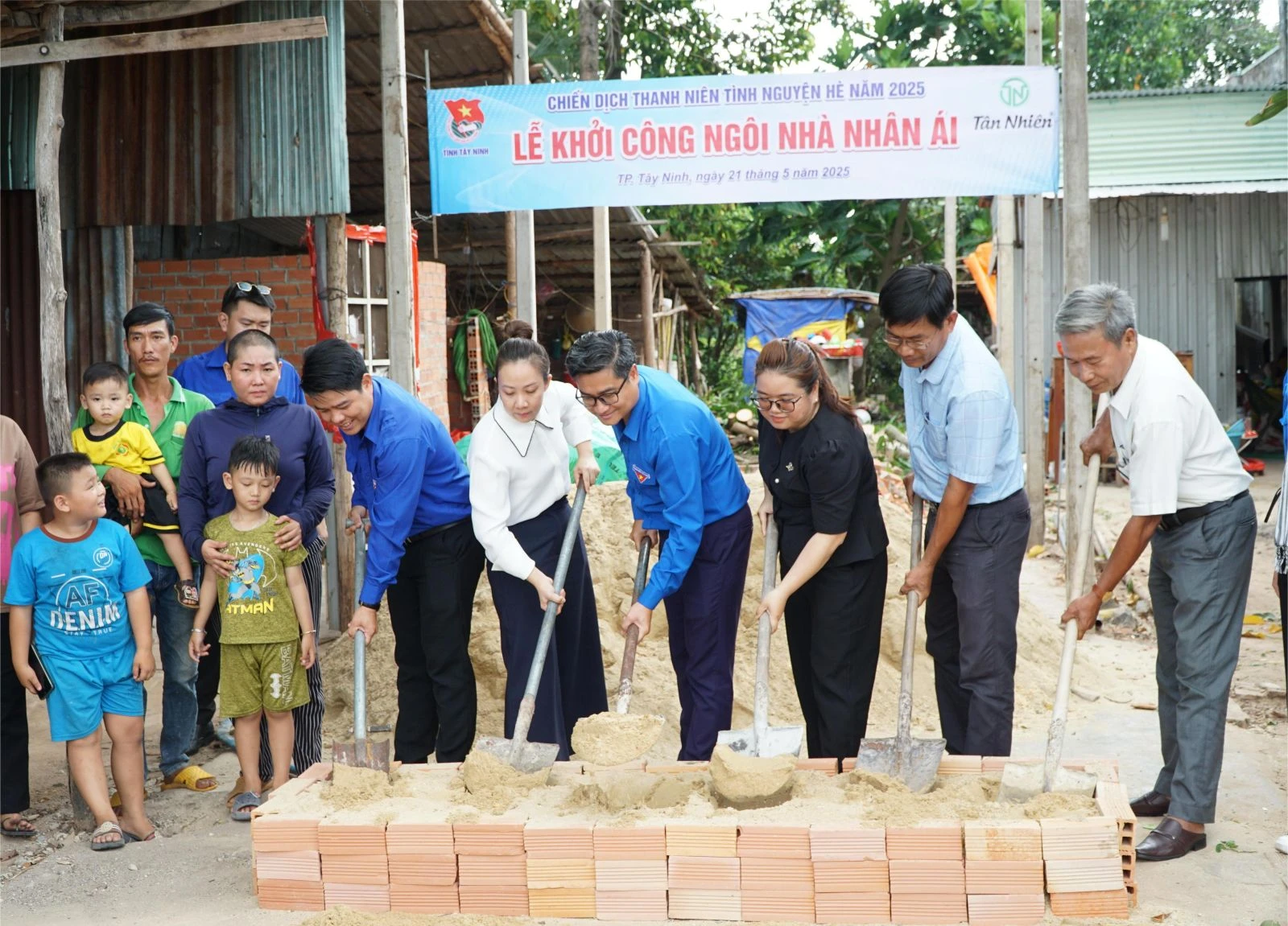 Anh Nguyễn Thanh Tùng- Bí thư Tỉnh đoàn (thứ 4 từ phải sang) tham gia khởi công Nhà nhân ái tại ấp Thạnh Đông, xã Thạnh Tân, thành phố Tây Ninh.
