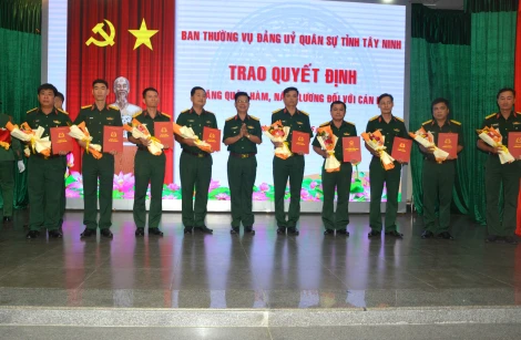 Ban Thường vụ Đảng uỷ Quân sự tỉnh: Trao quyết định thăng quân hàm, nâng lương đối với cán bộ