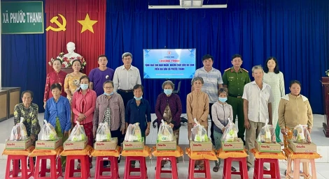 Gò Dầu: Trao tặng quà cho nạn nhân chất độc da cam