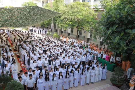 Thiêng liêng phút mặc niệm cố Chủ tịch nước Trần Đức Lương trong lễ tổng kết năm học