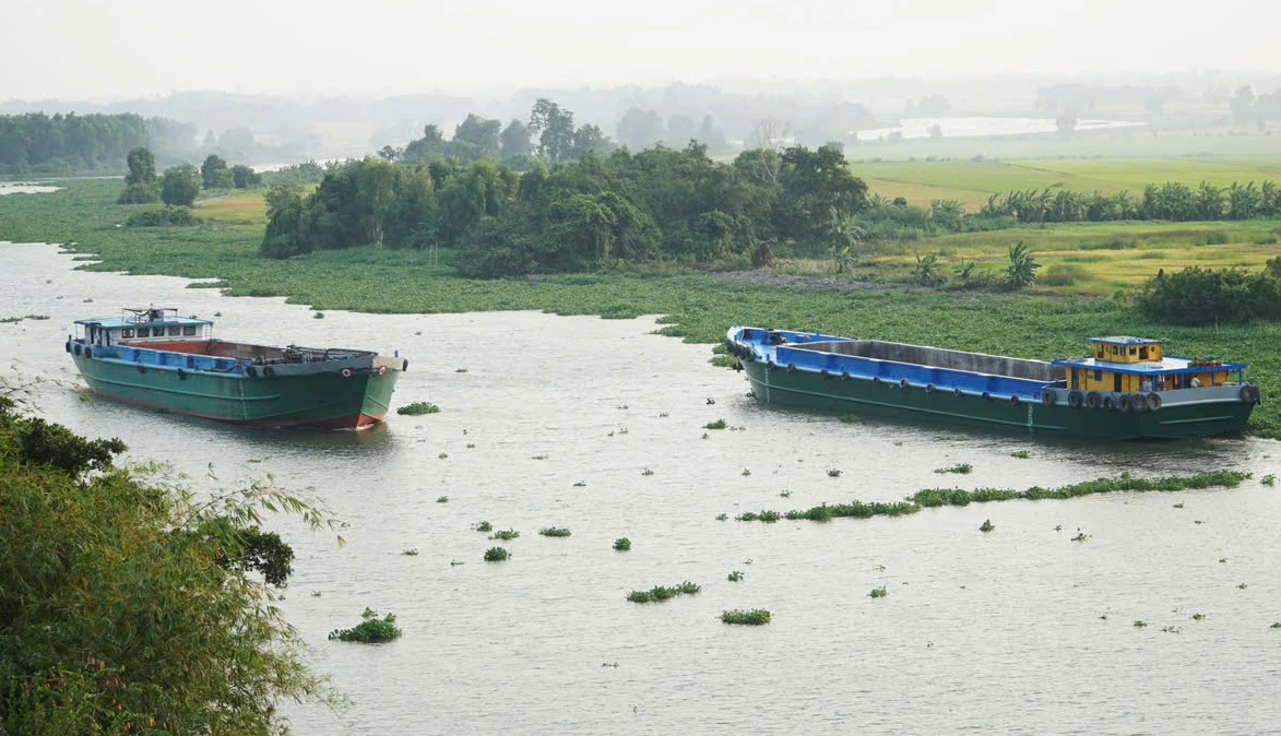 Sông Vàm Cỏ Ðông thuận lợi giao thông đường thuỷ, góp phần phát triển công, nông, lâm nghiệp cho Tây Ninh. Ảnh: Ðại Dương.