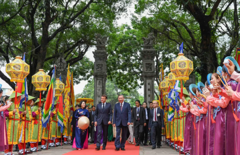 Tổng Bí thư Tô Lâm và Phu nhân cùng Tổng thống Emmanuel Macron và Phu nhân thăm Văn Miếu Quốc Tử Giám