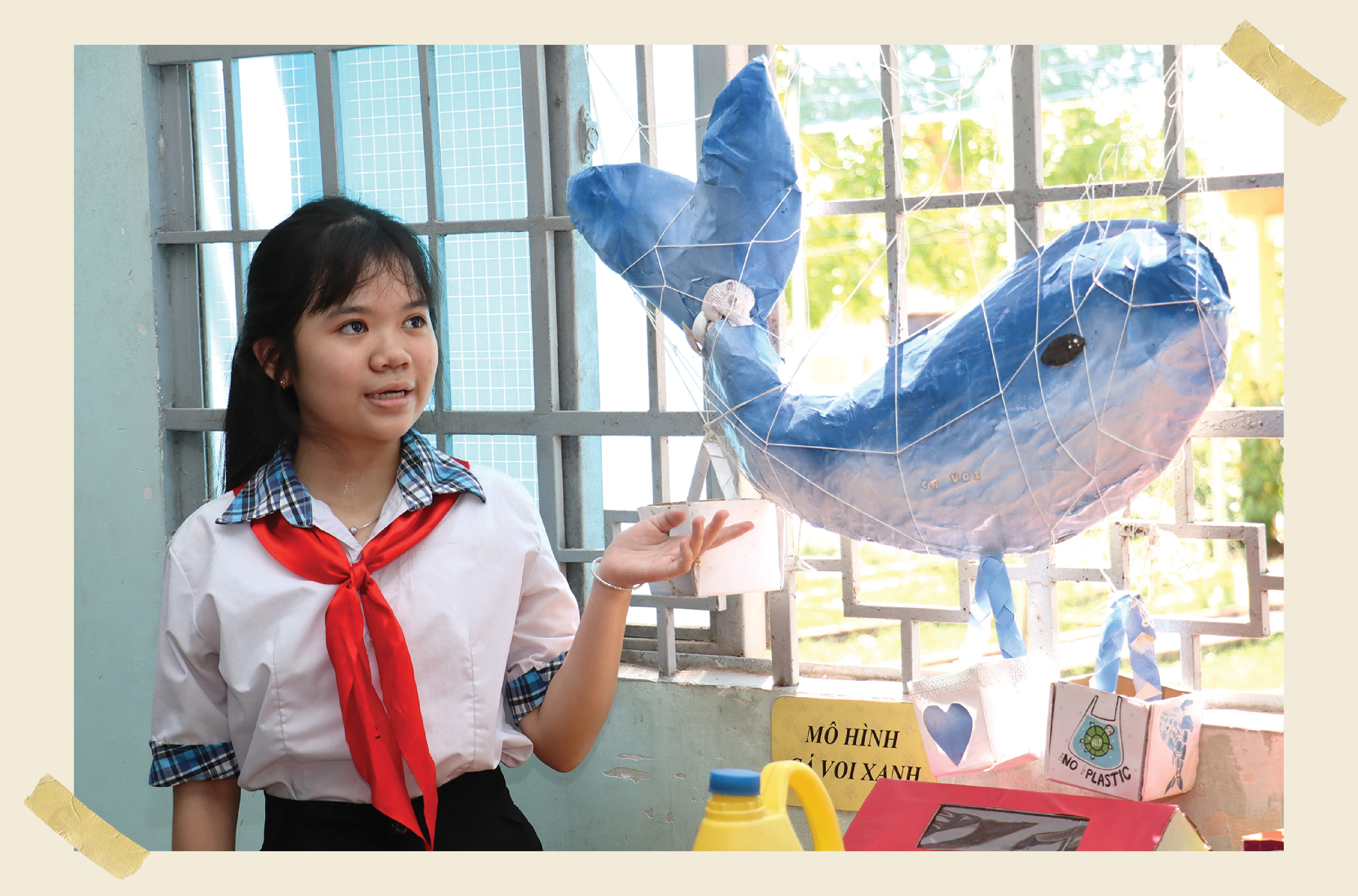 Em Phùng Ngọc Nga, học sinh lớp 8A4, Trường THCS Cầu Khởi thuyết trình về mô hình tái chế sáng tạo chú cá voi xanh mắc lưới từ giấy tái chế