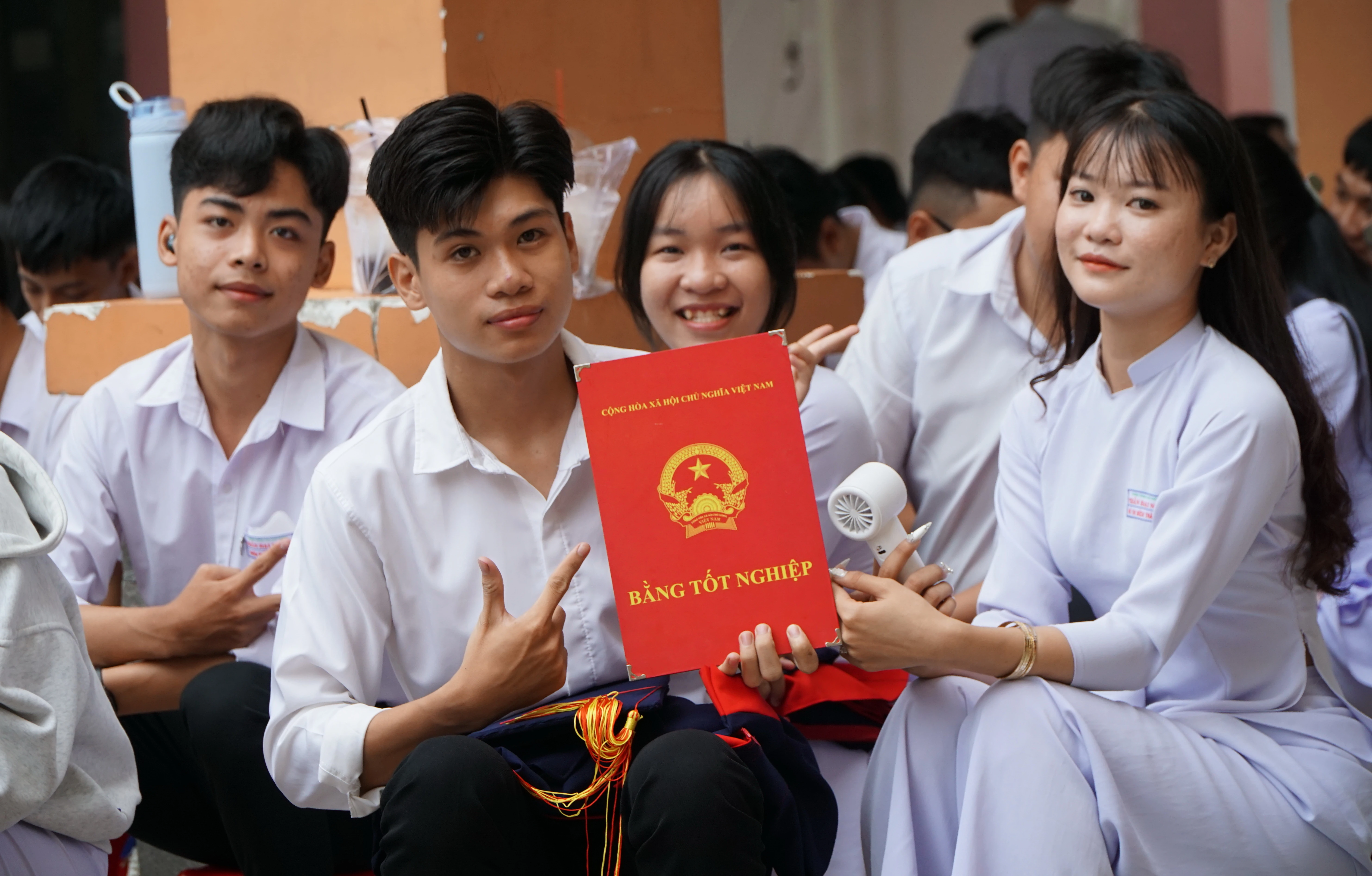 Học sinh lớp 12 Trường THPT Trần Ðại Nghĩa trong ngày tổng kết năm học 2024-2025. Ảnh: Linh San - Vi Xuân