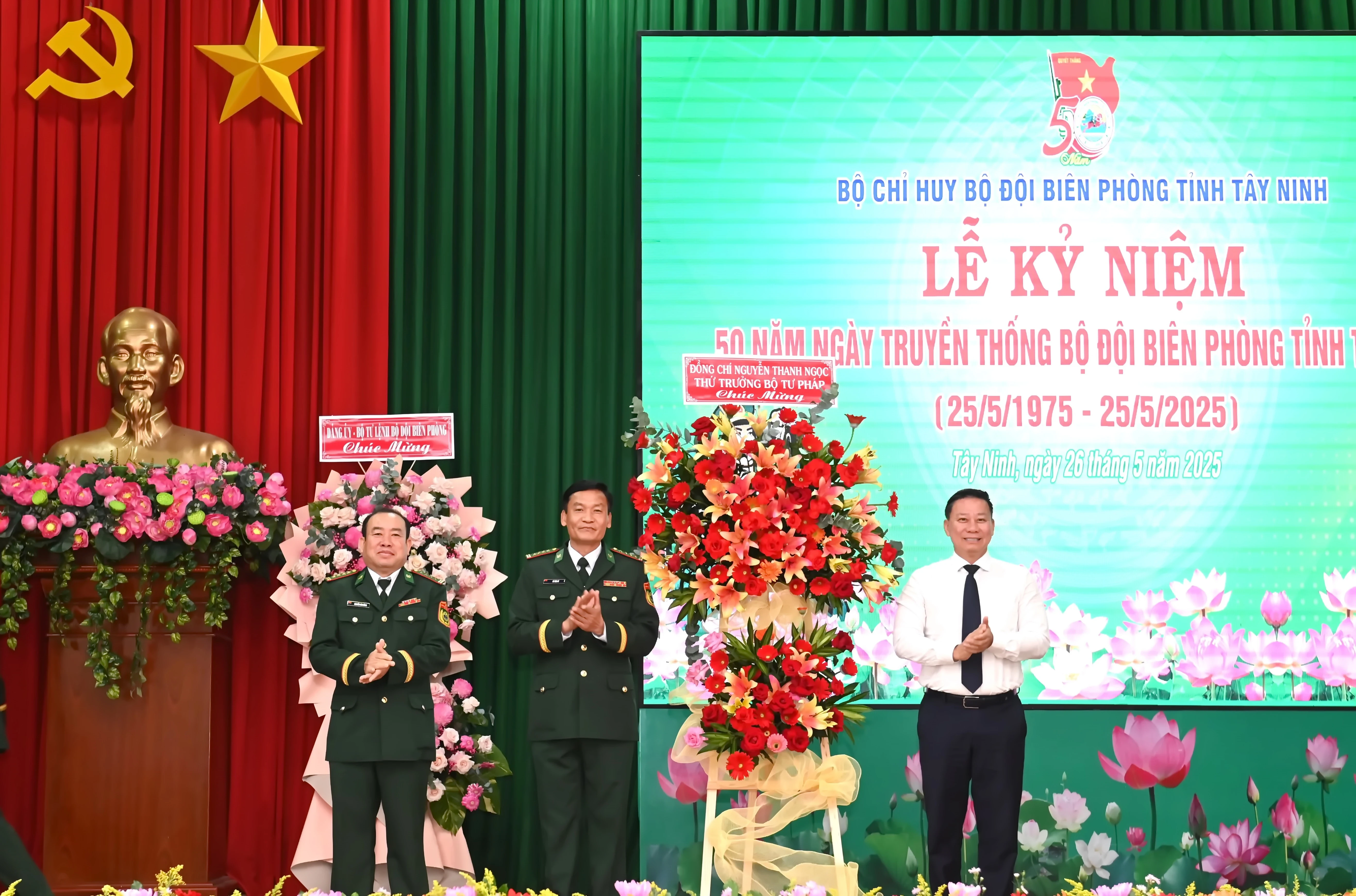 Ông Nguyễn Thanh Ngọc- Thứ trưởng Bộ Tư pháp tặng lẵng hoa chúc mừng  BÐBP tỉnh Tây Ninh.