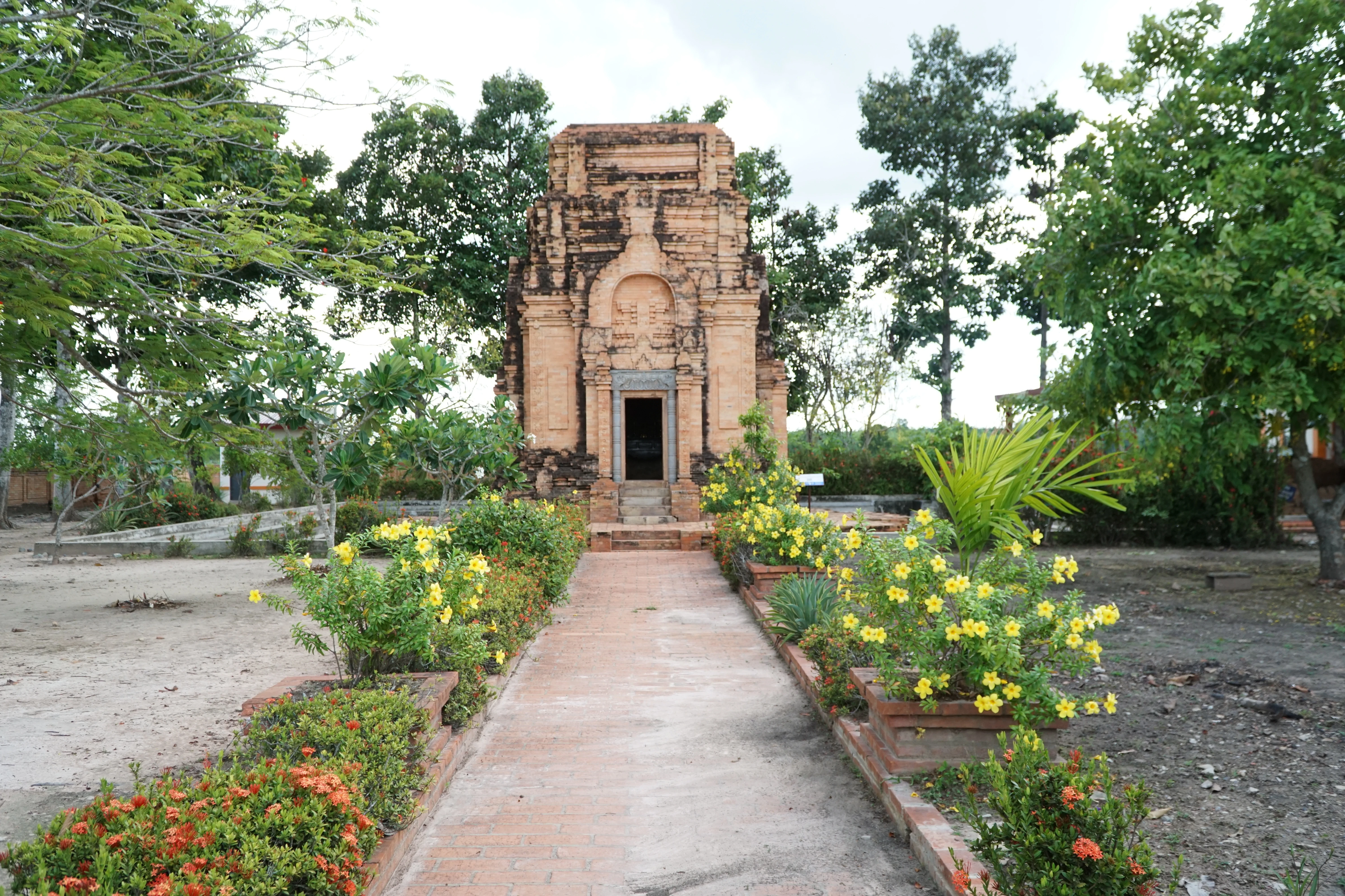 Khuôn viên tháp Chót Mạt, xã Tân Phong,  huyện Tân Biên