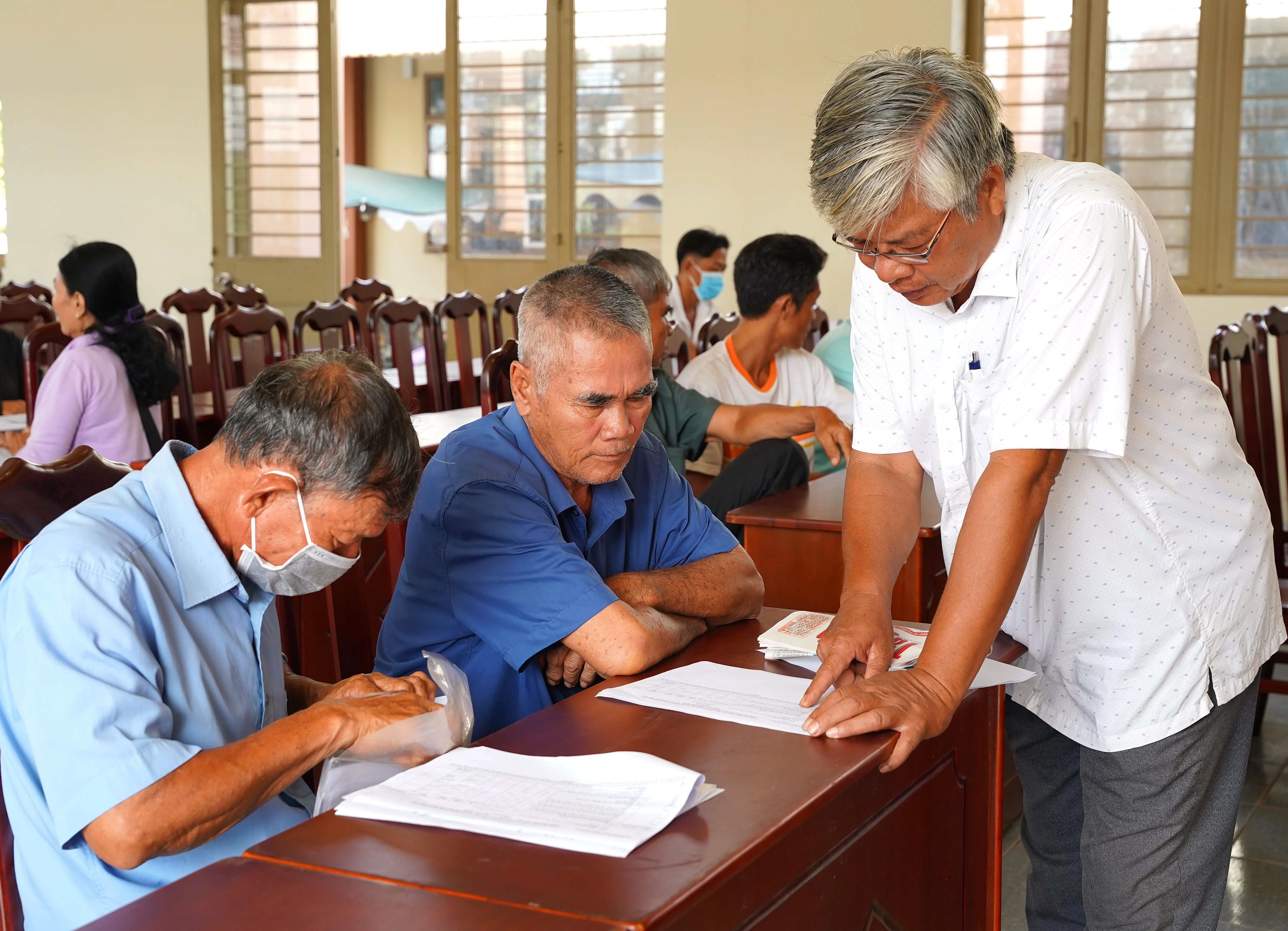 Người dân xem dự thảo phương án bồi thường, hỗ trợ, tái định cư.