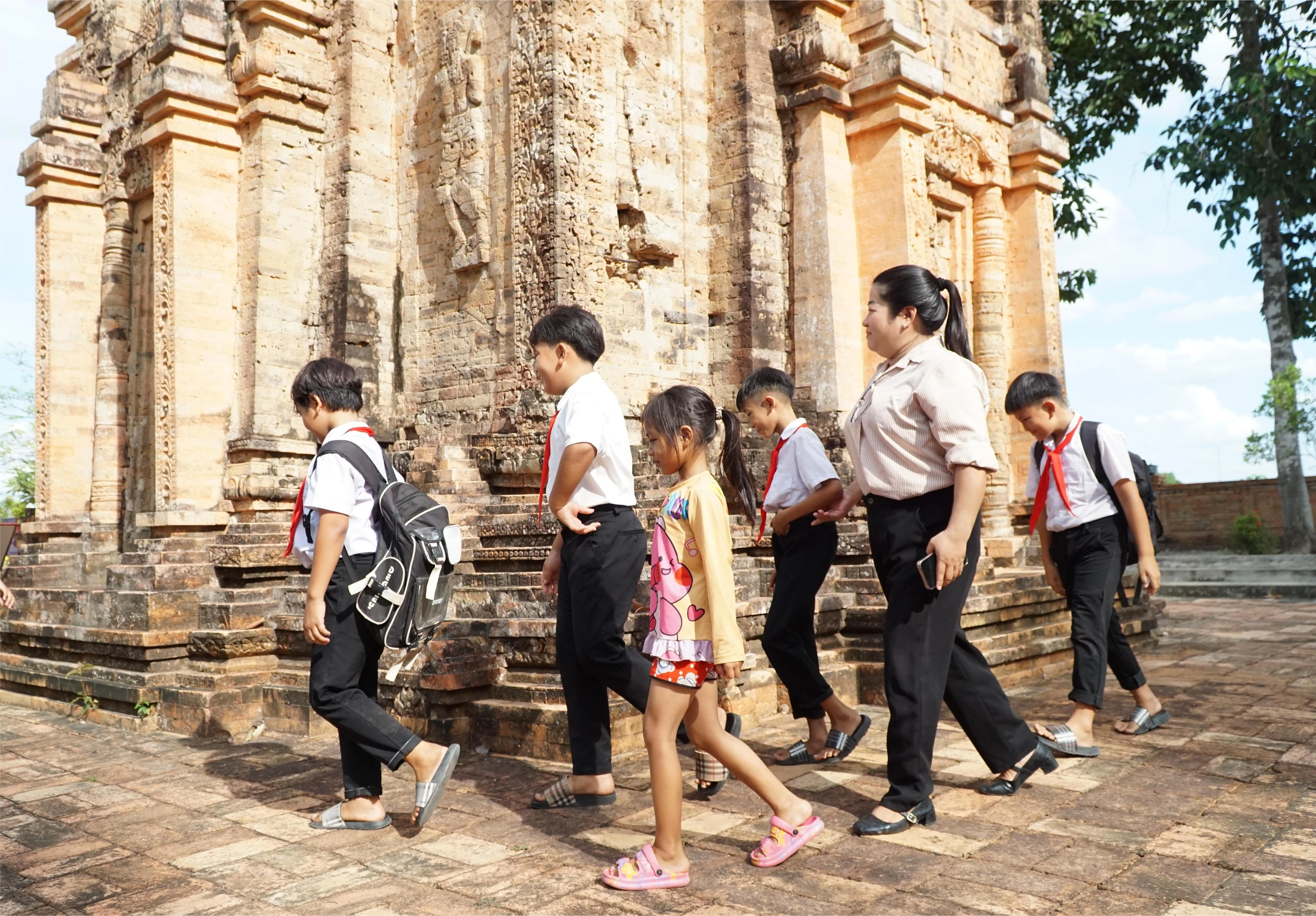 Học sinh địa phương tham quan  tháp Chót Mạt