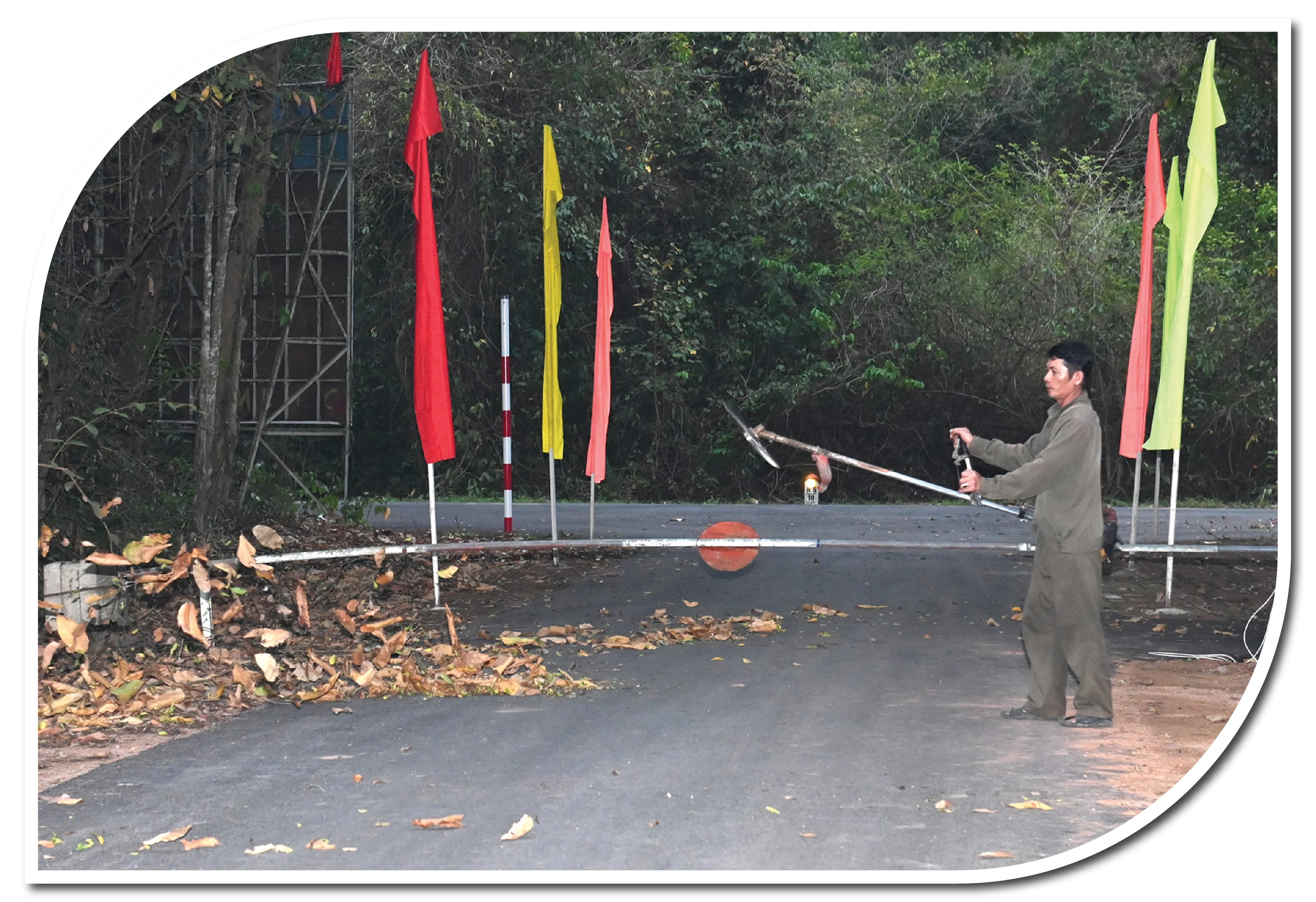 Mờ sáng, ông Đoàn Văn Nam đã bắt đầu công việc