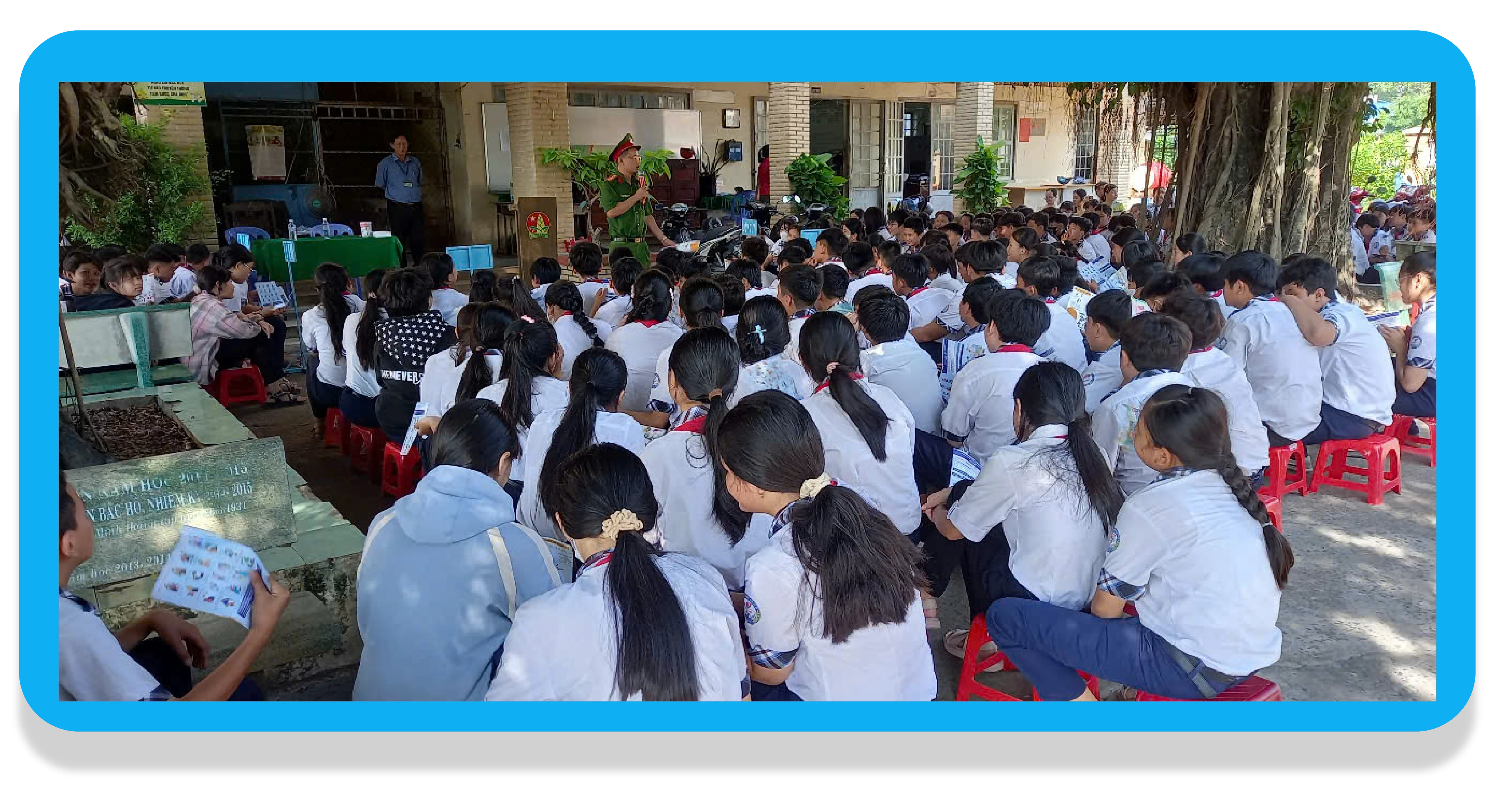 Học sinh chăm chú lắng nghe báo cáo viên Phòng Cảnh sát hình sự, Công an tỉnh tuyên truyền về phòng, chống mua bán người