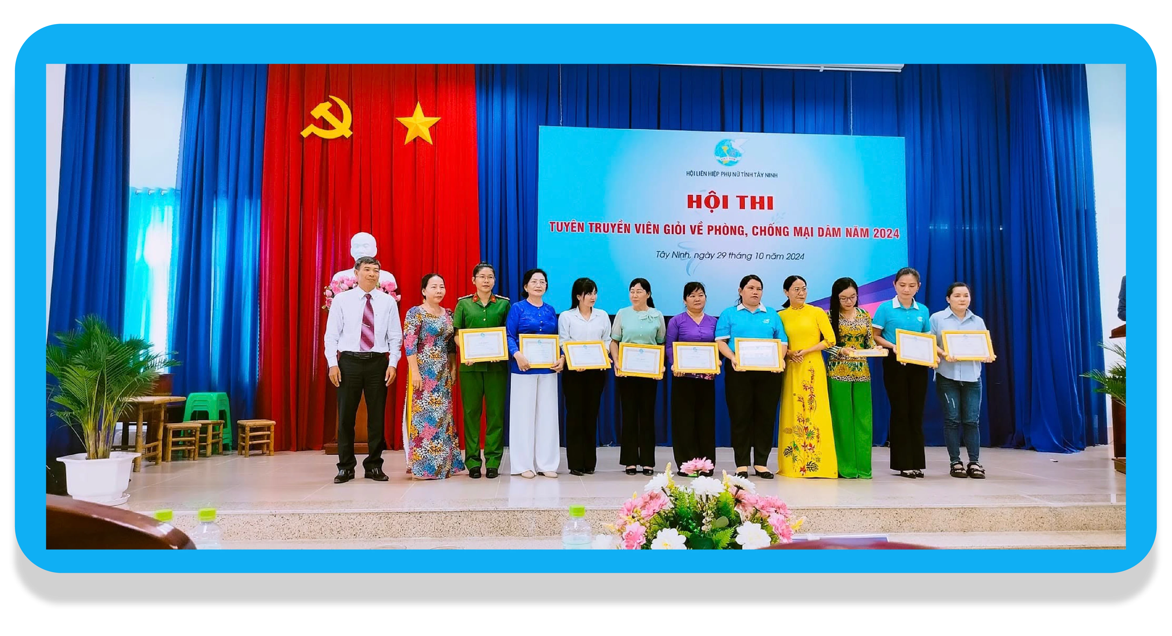 Ban Tổ chức trao giải cho các đội xuất sắc tại Hội thi tuyên truyền viên giỏi về phòng, chống mại dâm năm 2024 do Hội LHPN tỉnh tổ chức
