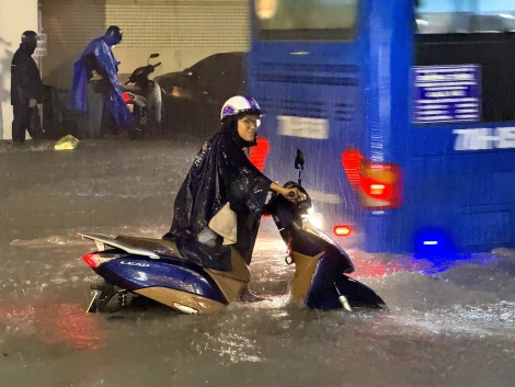 Mưa lớn gây ngập sâu trên đường Phạm Văn Đồng, nhiều phương tiện chết máy giữa dòng nước