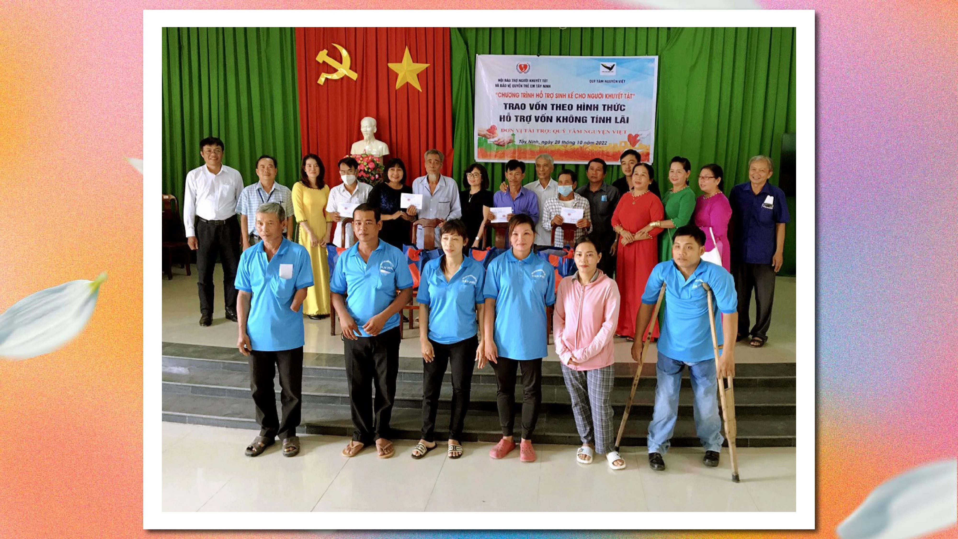 Các thành viên Câu lạc bộ người khuyết tật xã Tân Phú, huyện Tân Châu nhận vốn hỗ trợ sinh kế không tính lãi