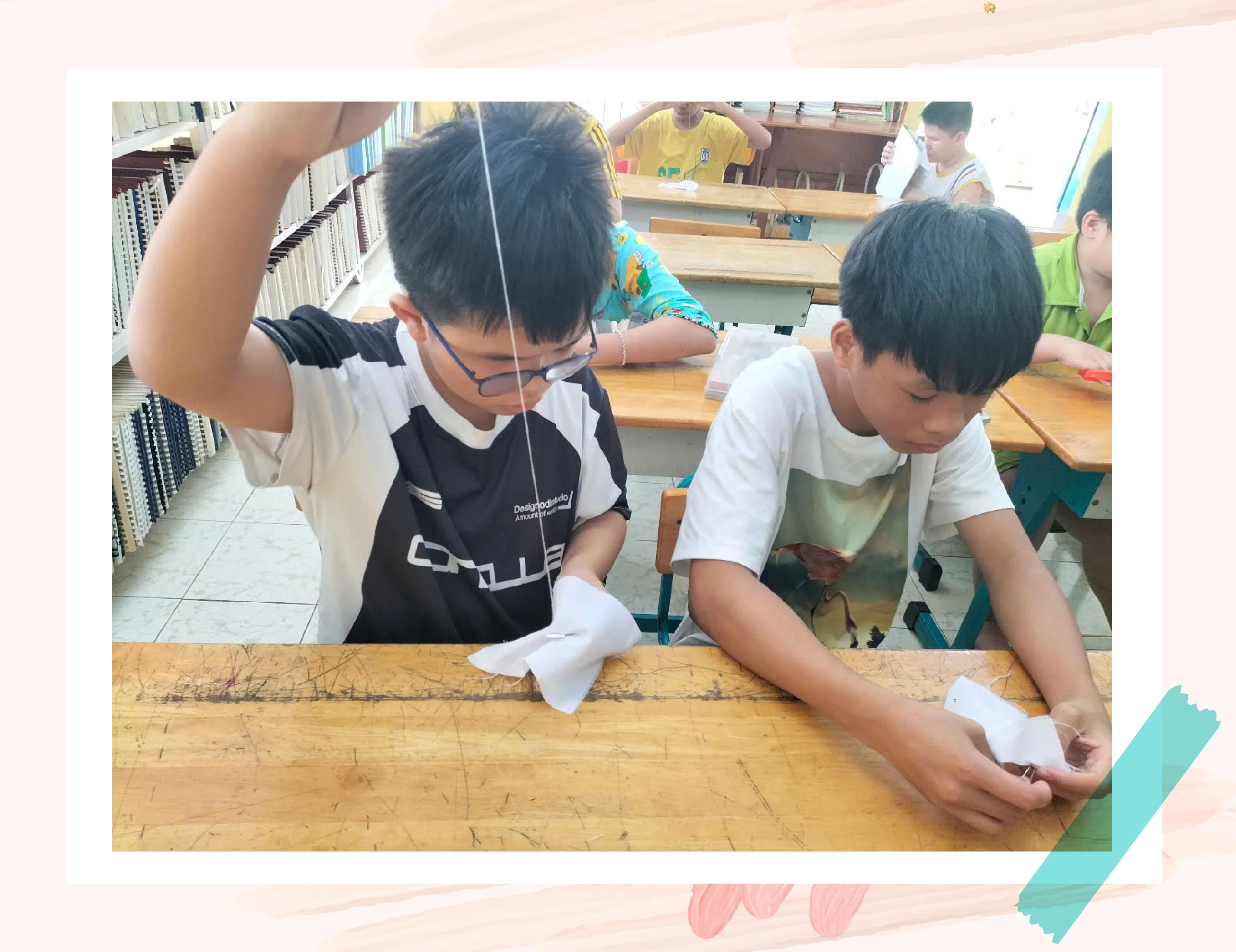 Thực hành kết khuy, nút áo trong tiết học kỹ năng sống