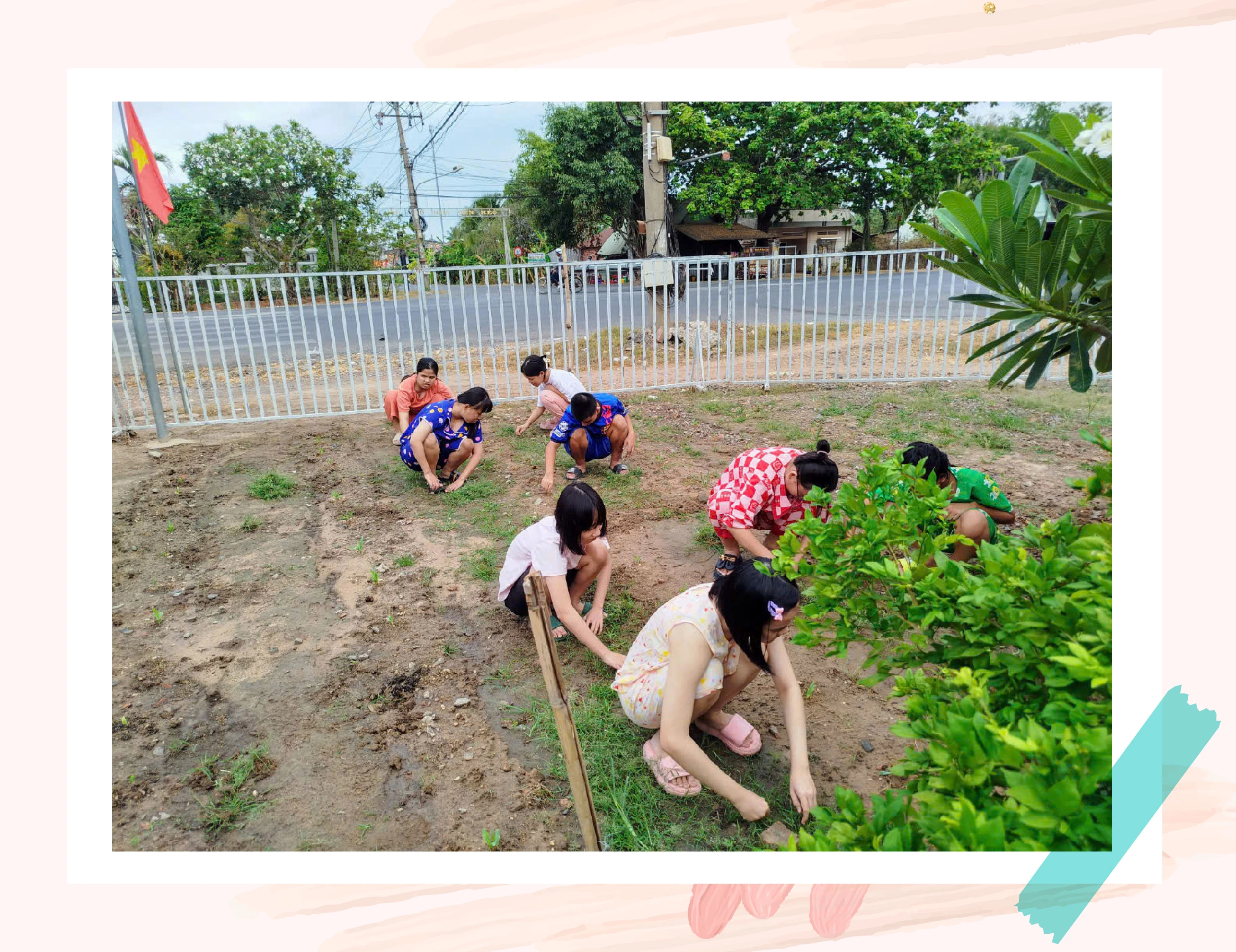 Trẻ khiếm thị thực hành nhổ cỏ, làm đất chuẩn bị trồng rau tại khuôn viên Trung tâm