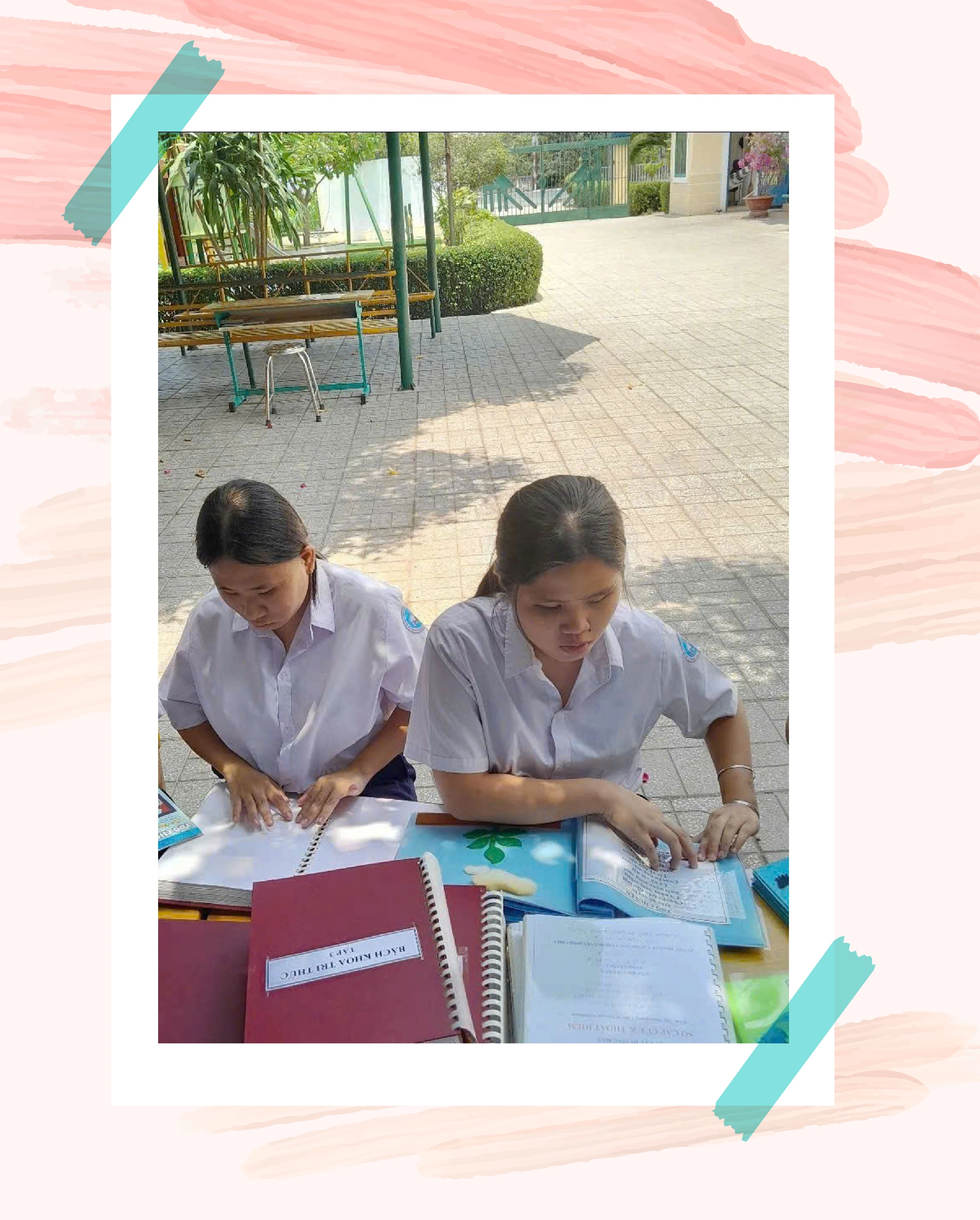 Trẻ khiếm thị ôn bài bằng chữ nổi trong giờ tự học ngoài trời