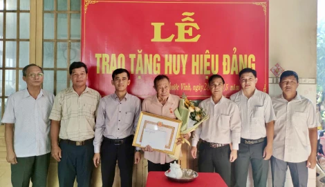 Châu Thành: Trao Huy hiệu Đảng cho 4 đảng viên