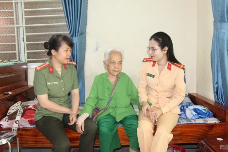 Hội Phụ nữ Công an tỉnh thăm Mẹ Việt Nam anh hùng