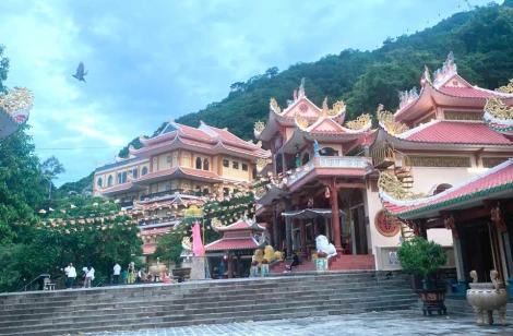 Về núi Bà Đen, lặng nghe một mùa lễ vía