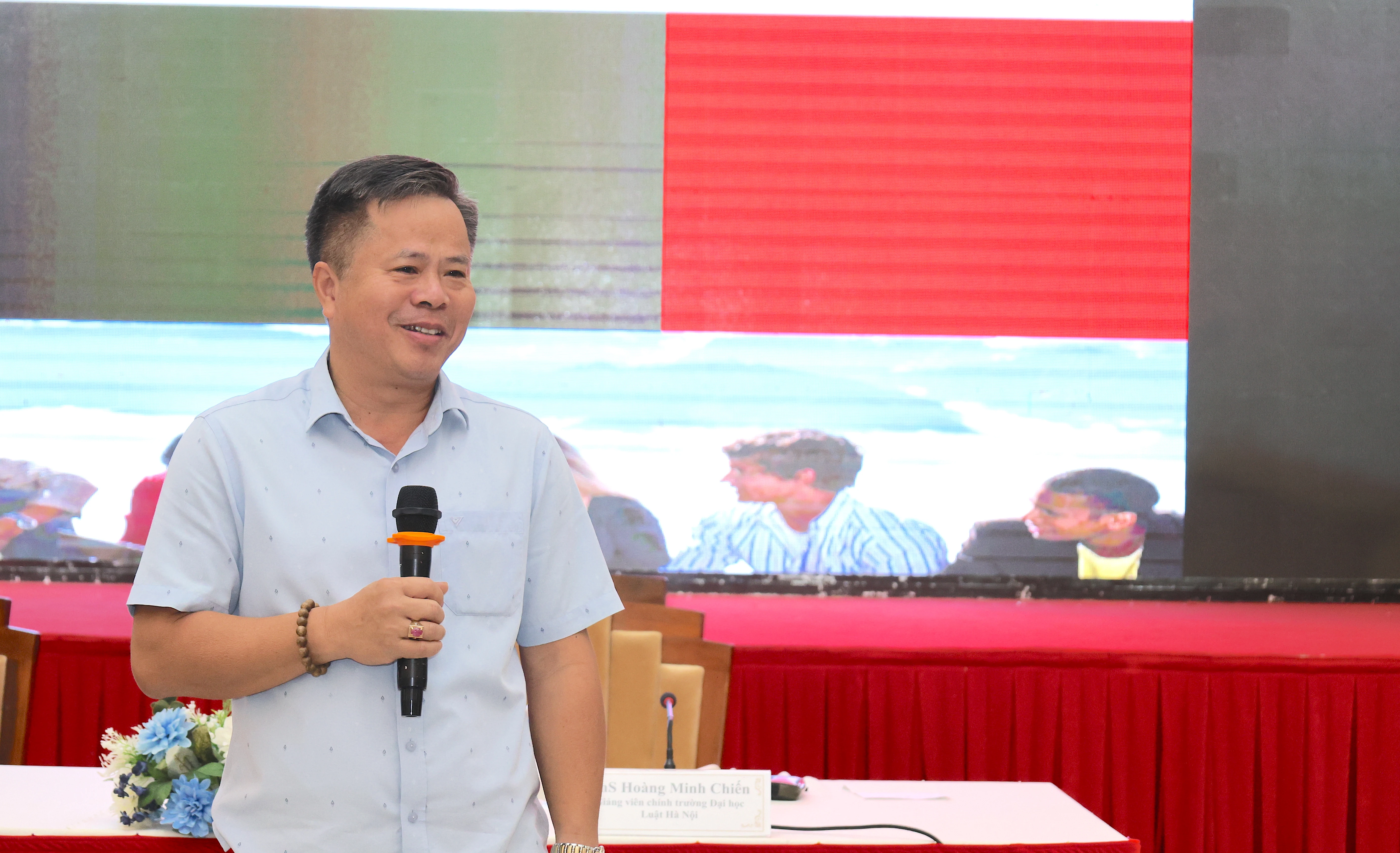 Thạc sĩ Hoàng Minh Chiến- Giảng viên chính Trường đại học Luật Hà Nội giải đáp các câu hỏi của đại biểu