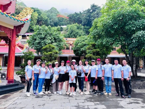 Hoà chung không khí sôi nổi của Tháng công nhân, sáng 29.5, Công đoàn trường THPT Lý Thường Kiệt đã tổ chức một hoạt động đầy ý nghĩa dành cho toàn thể công đoàn viên: Hành trình leo núi Bà Đen.