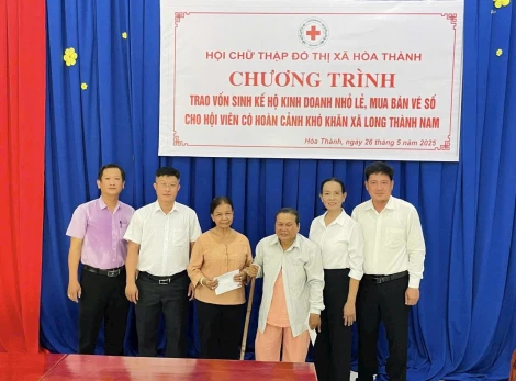 Hoà Thành: Trao bò sinh sản và phương tiện sinh kế cho hộ có hoàn cảnh khó khăn