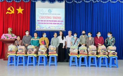 Sáng 30.5, Hội Liên hiệp Phụ nữ (LHPN) thị xã Hoà Thành tổ chức trao quà cho hội viên phụ nữ có hoàn cảnh khó khăn trên địa bàn.