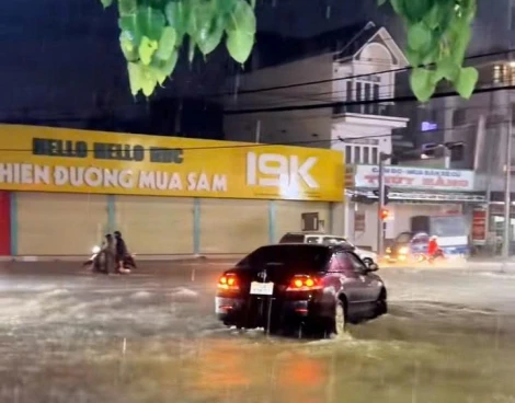 “Đường biến thành sông” sau mỗi cơn mưa lớn: Cần có thời gian xử lý