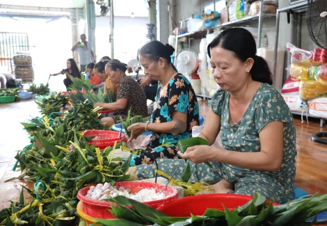 Nhộn nhịp nghề gói bánh ú lá tre dịp tết Đoan Ngọ